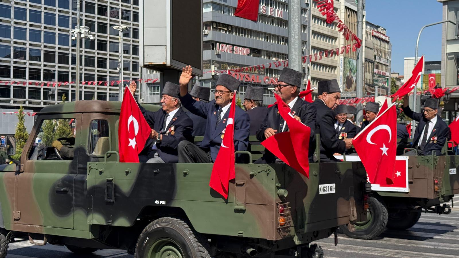 Türk Bayrakları Kortej