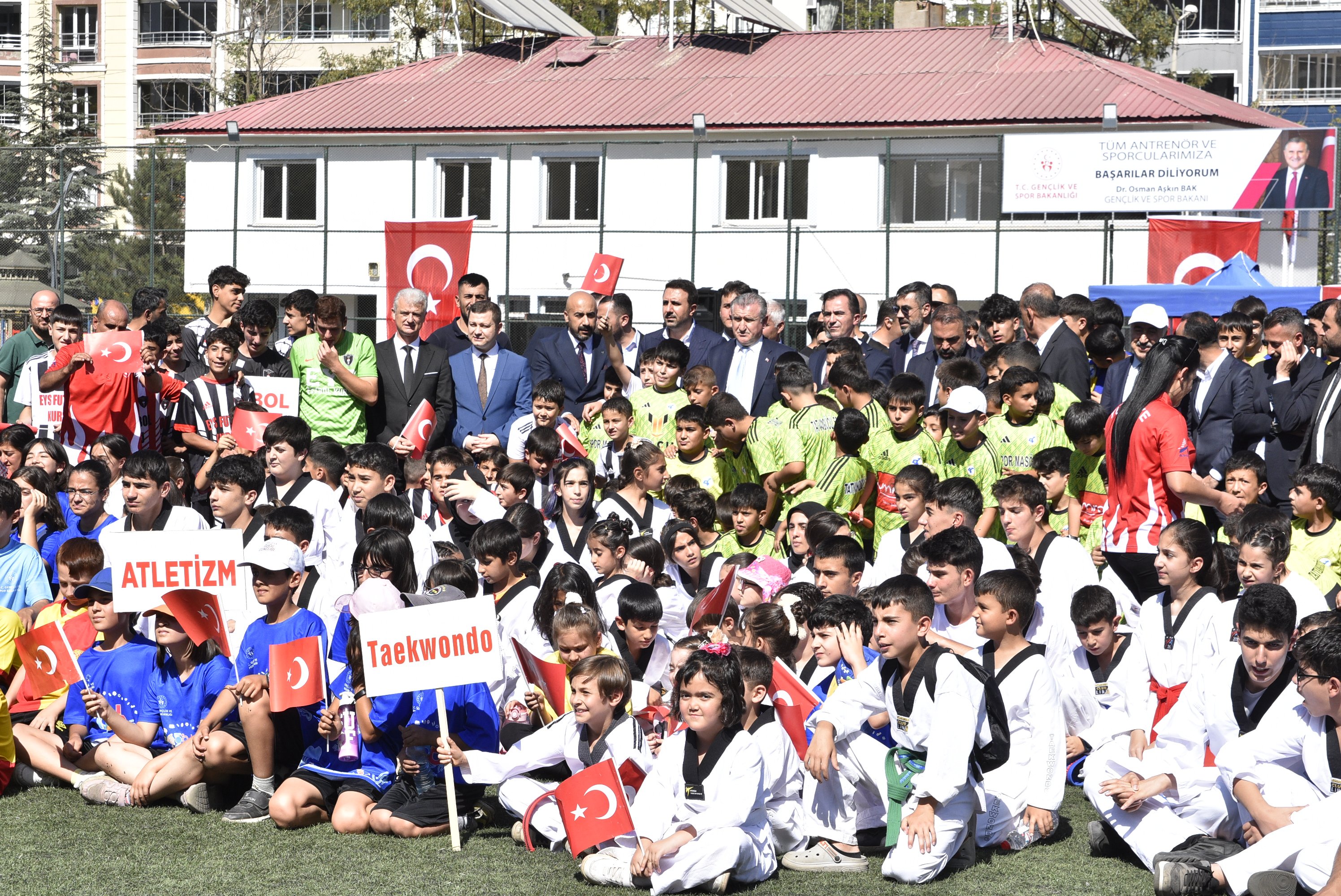Bakan Bak konuşma yapıyor