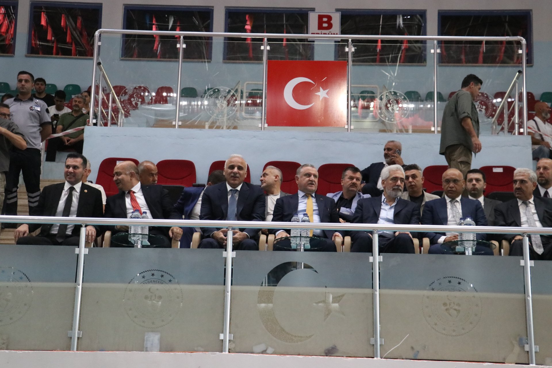 Bakan Osman Aşkın Bak