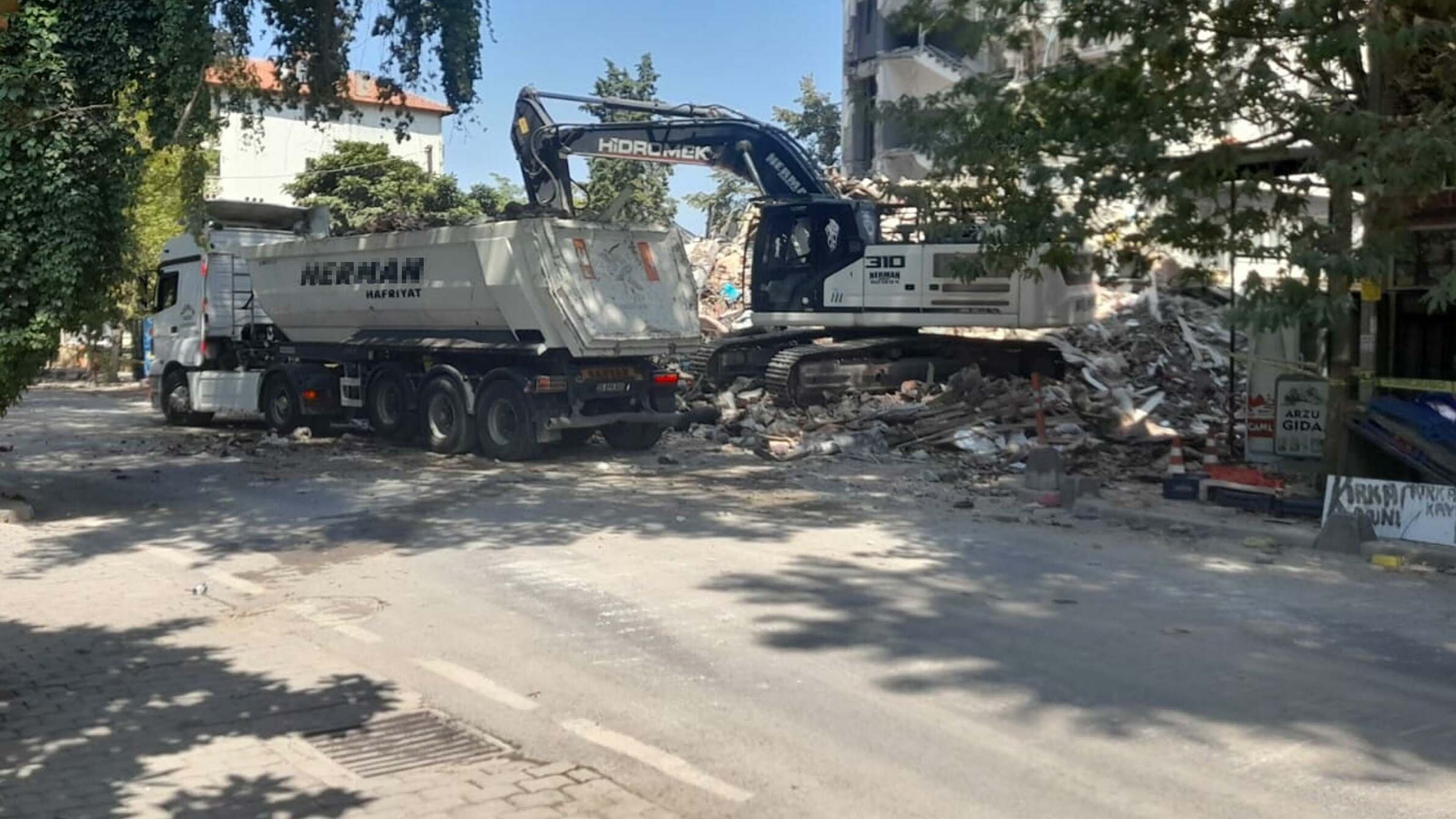 Sındırgı deprem yıkım çalışmaları