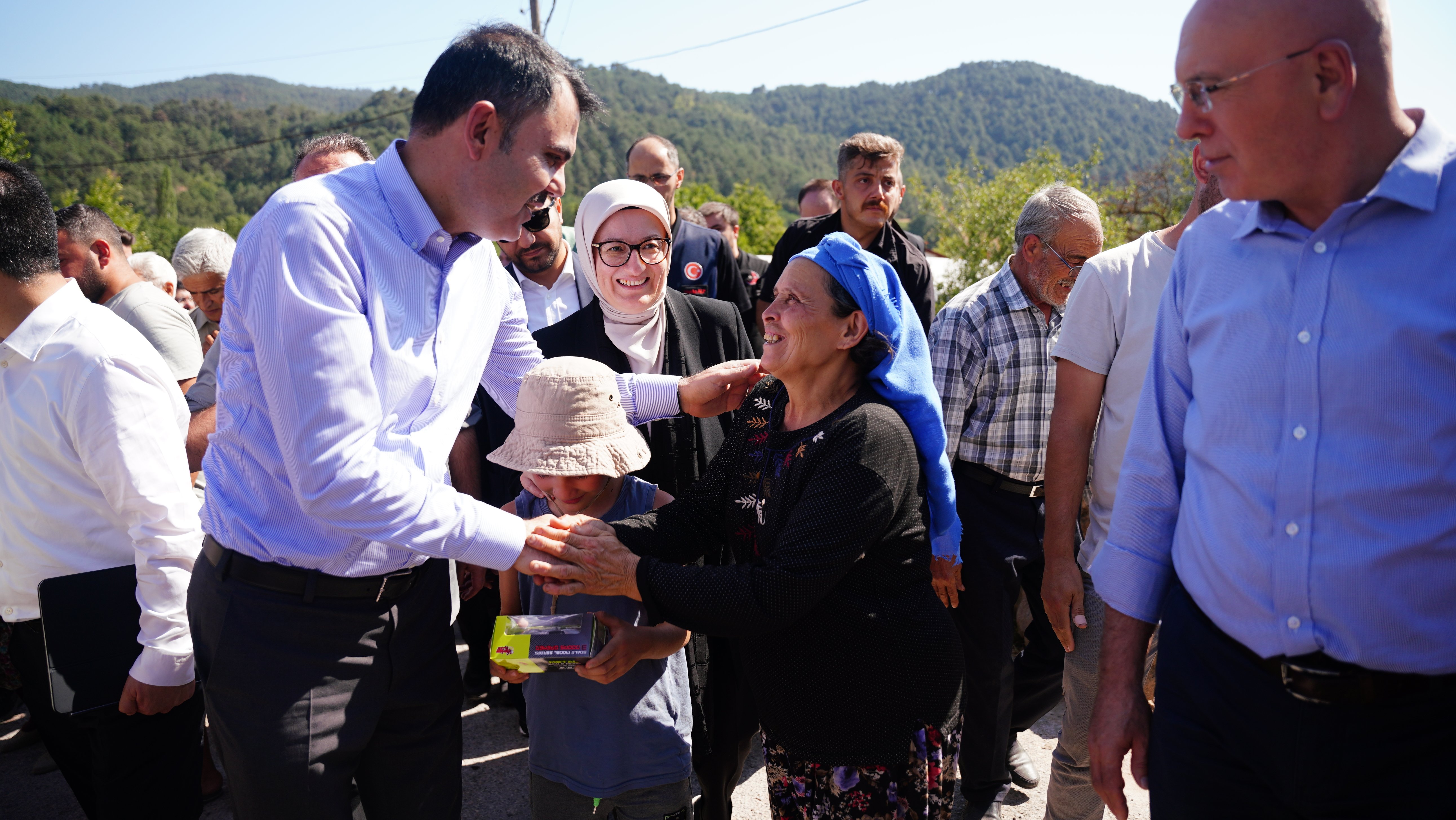 Bakan Kurum depremzede aileyle