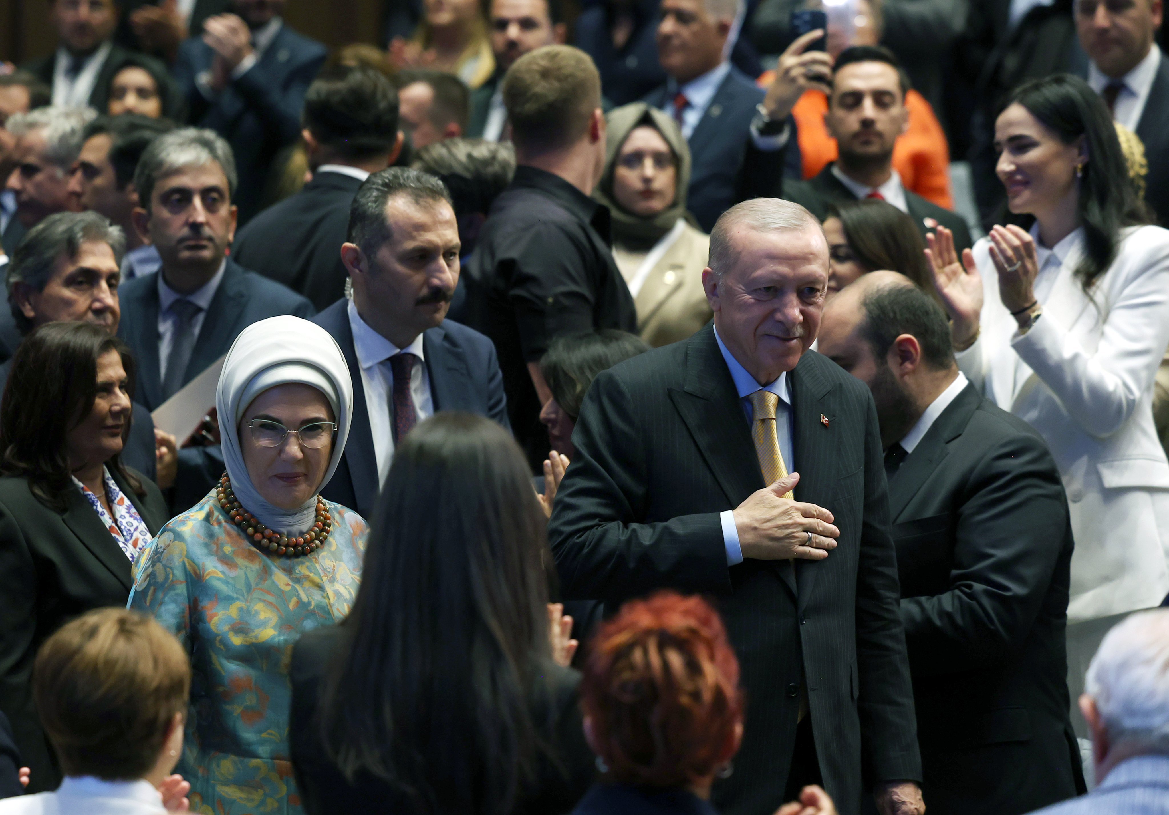 Cumhurbaşkanı Erdoğan yeni katılımcılara rozet takıyor
