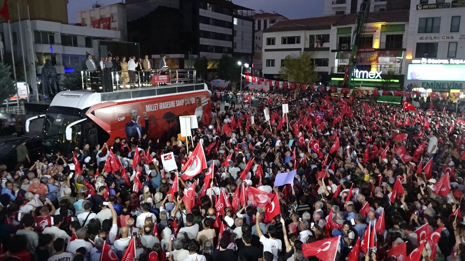 Özgür Özel Konuşma Yapıyor