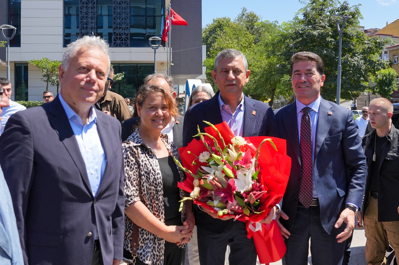 Özgür Özel konuşma yaparken