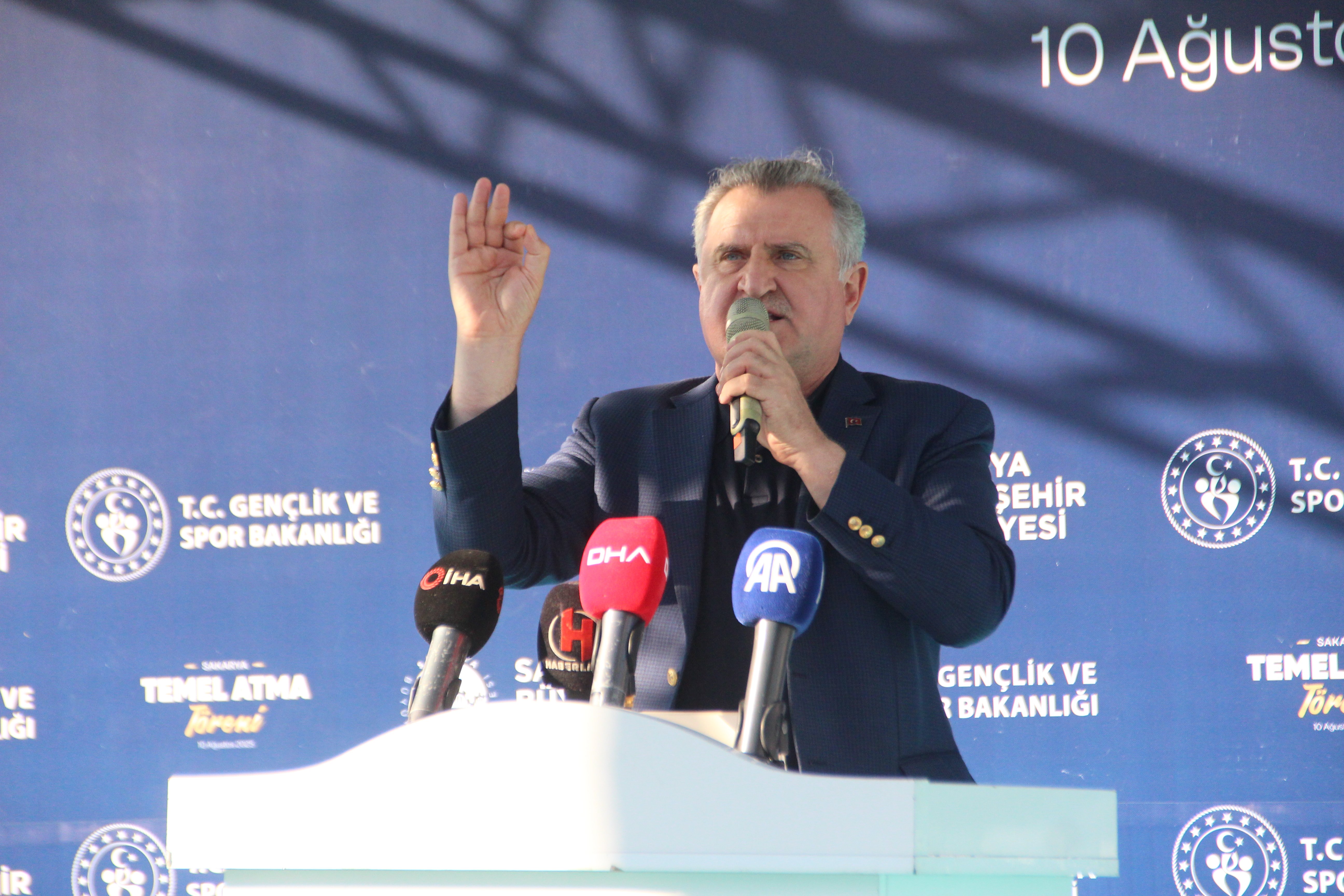 Bakan Osman Aşkın Bak
