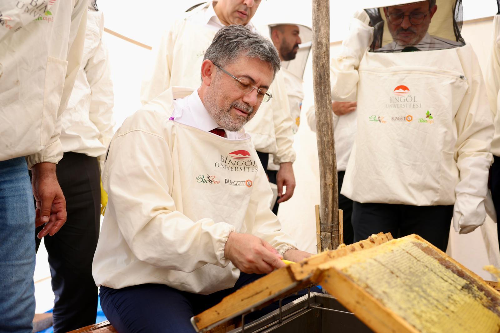 Bakan Yumaklı Bingöl Bal Sağımı
