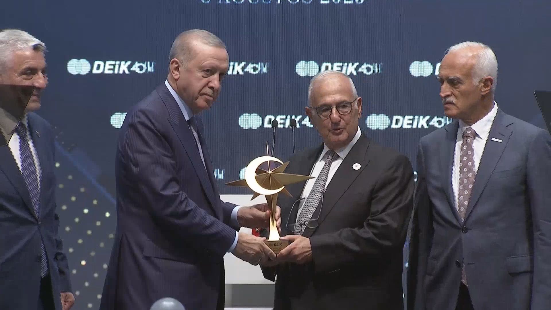 Cumhurbaşkanı Erdoğan DEİK töreninde konuşuyor