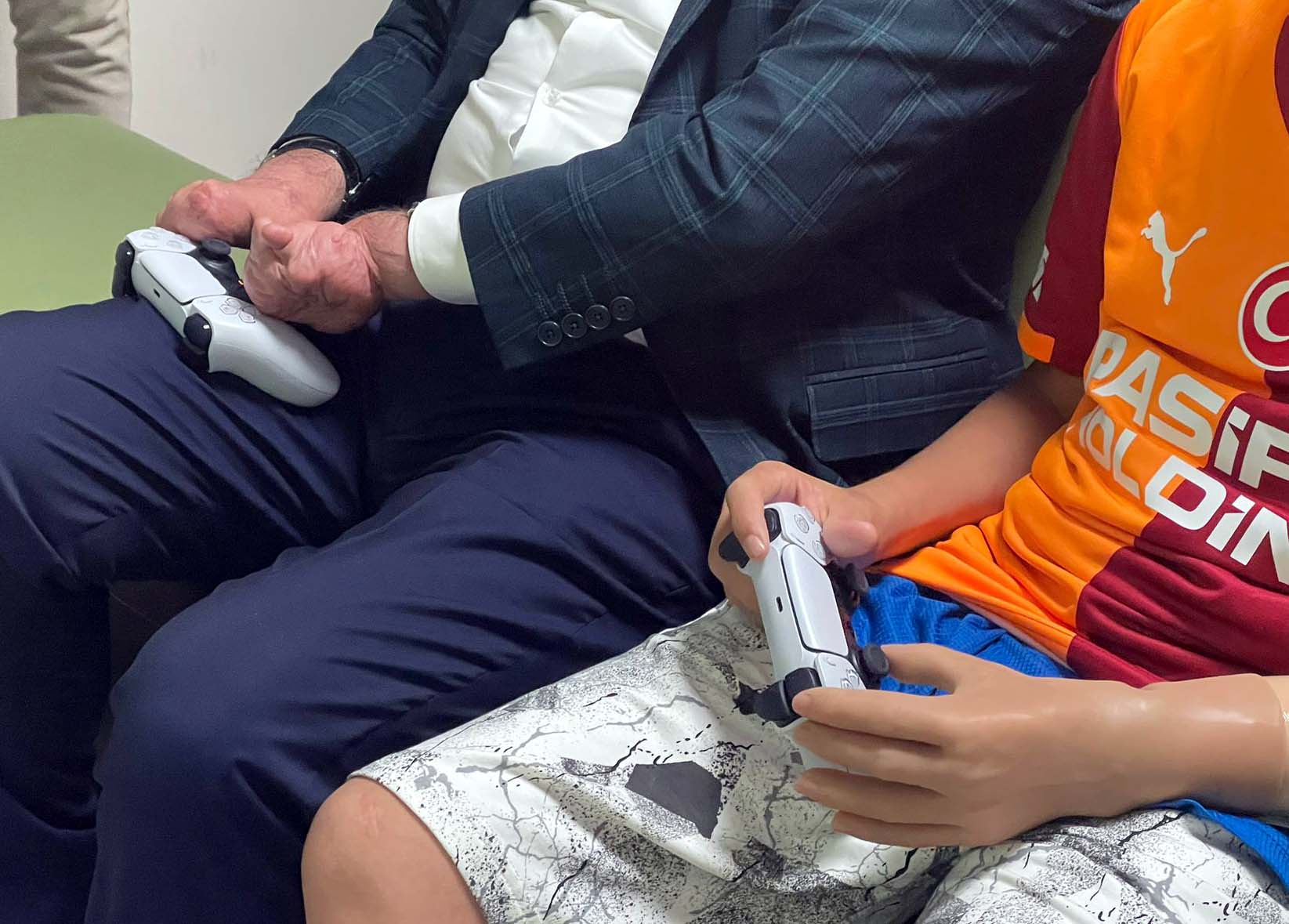 Mehmet Efe Topraklık protez koluyla