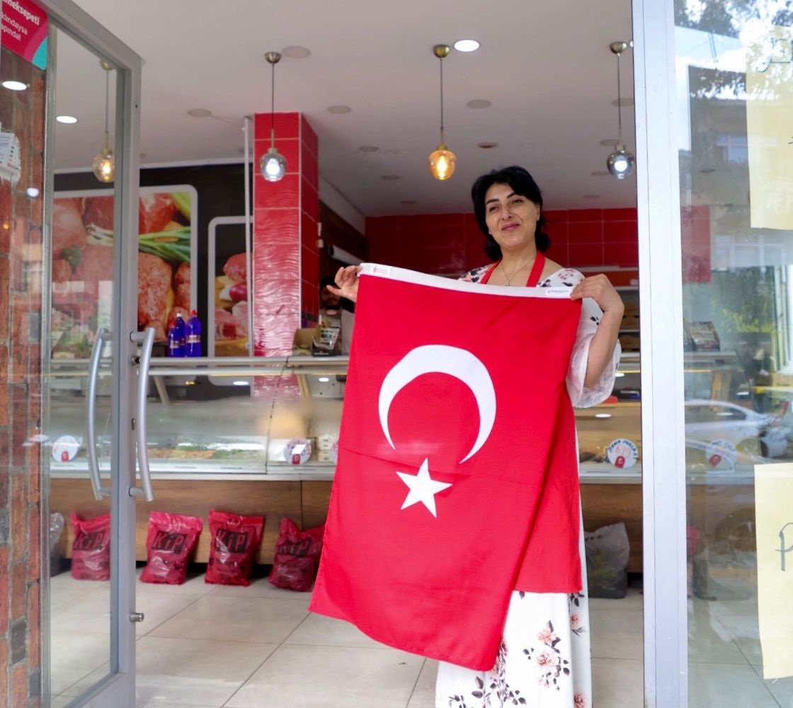 Belediye Başkanı İsmet Yıldırım Bayrak Dağıtırken
