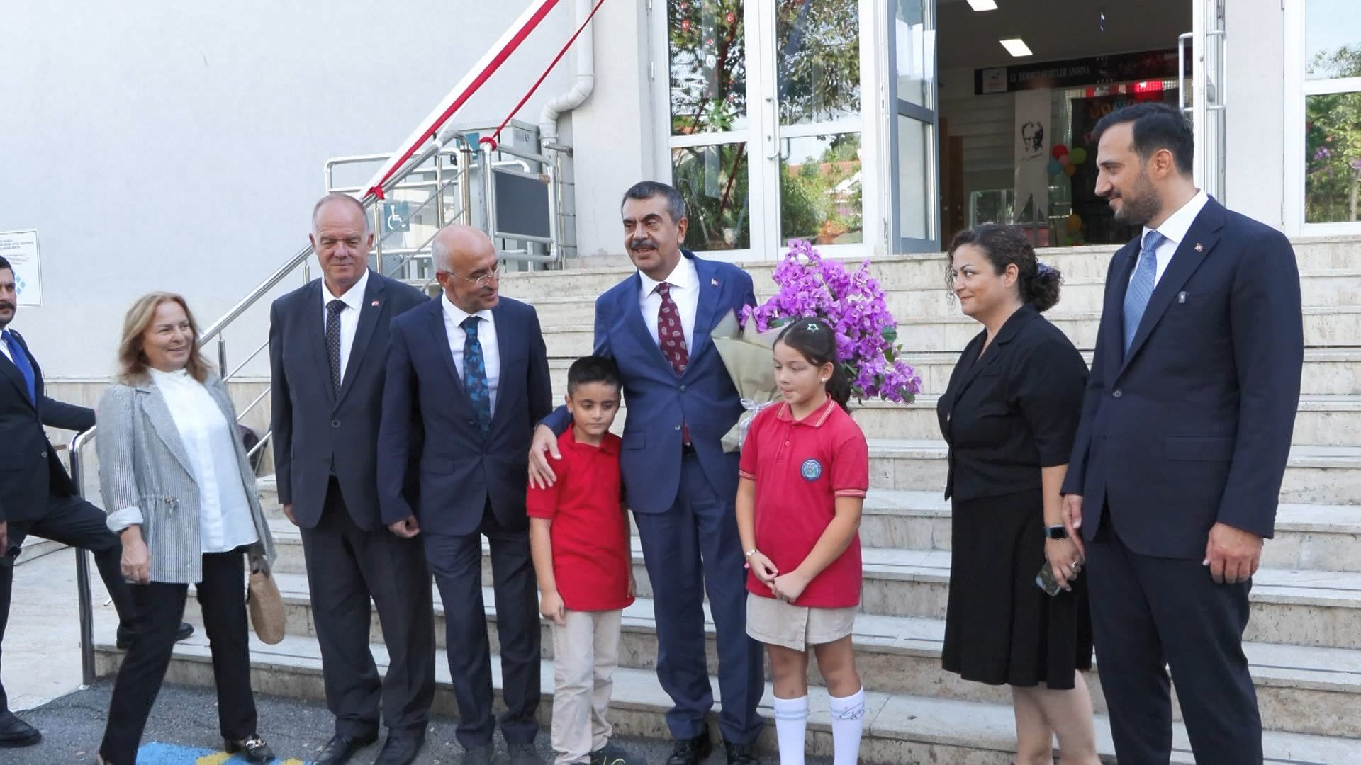 Bakan Tekin öğrencilerle fidan dikiyor