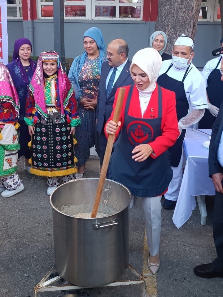 Bakan Göktaş Keşkek Dövüyor