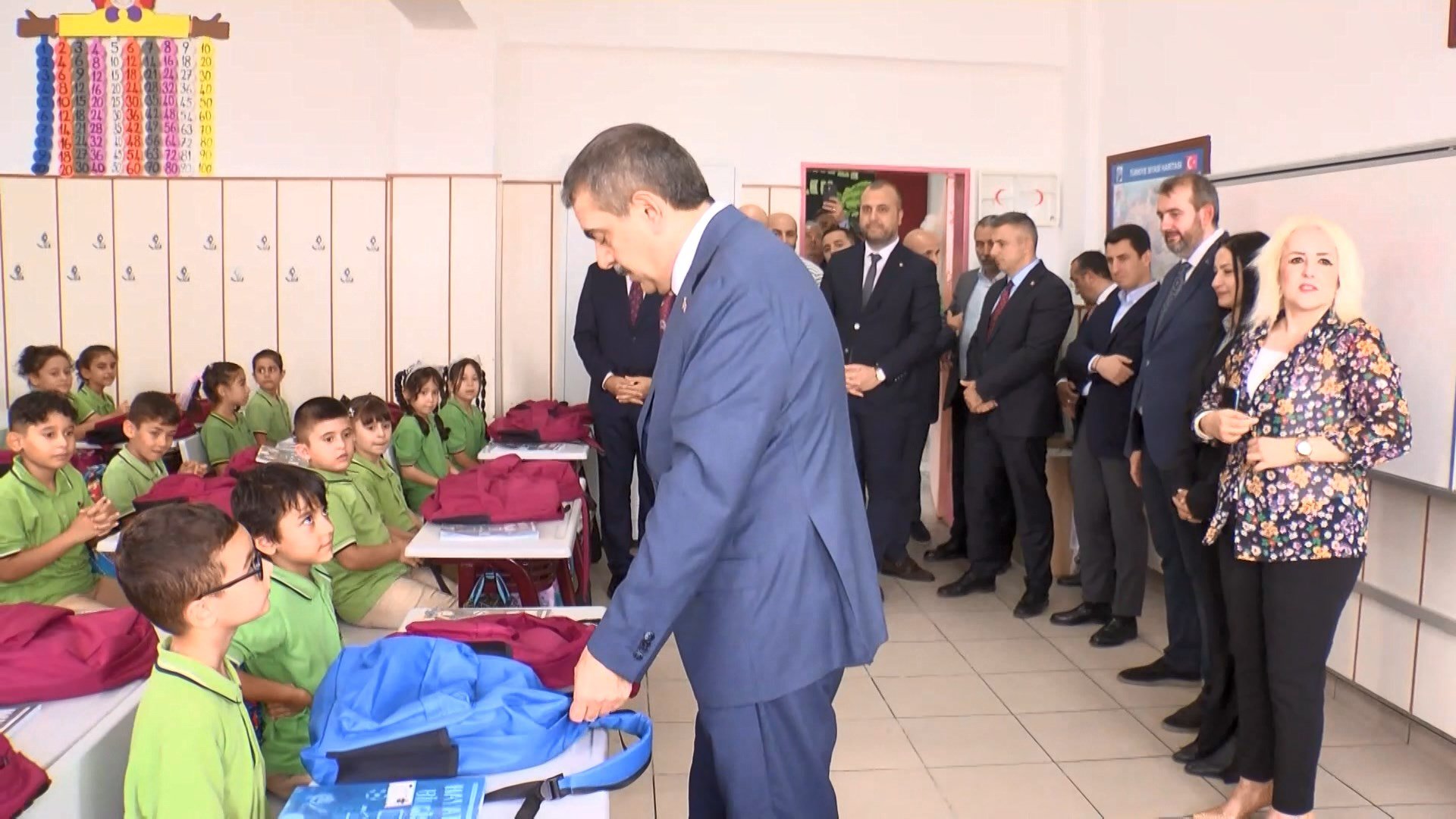 Bakan Tekin öğrencilerle hediyeleşme