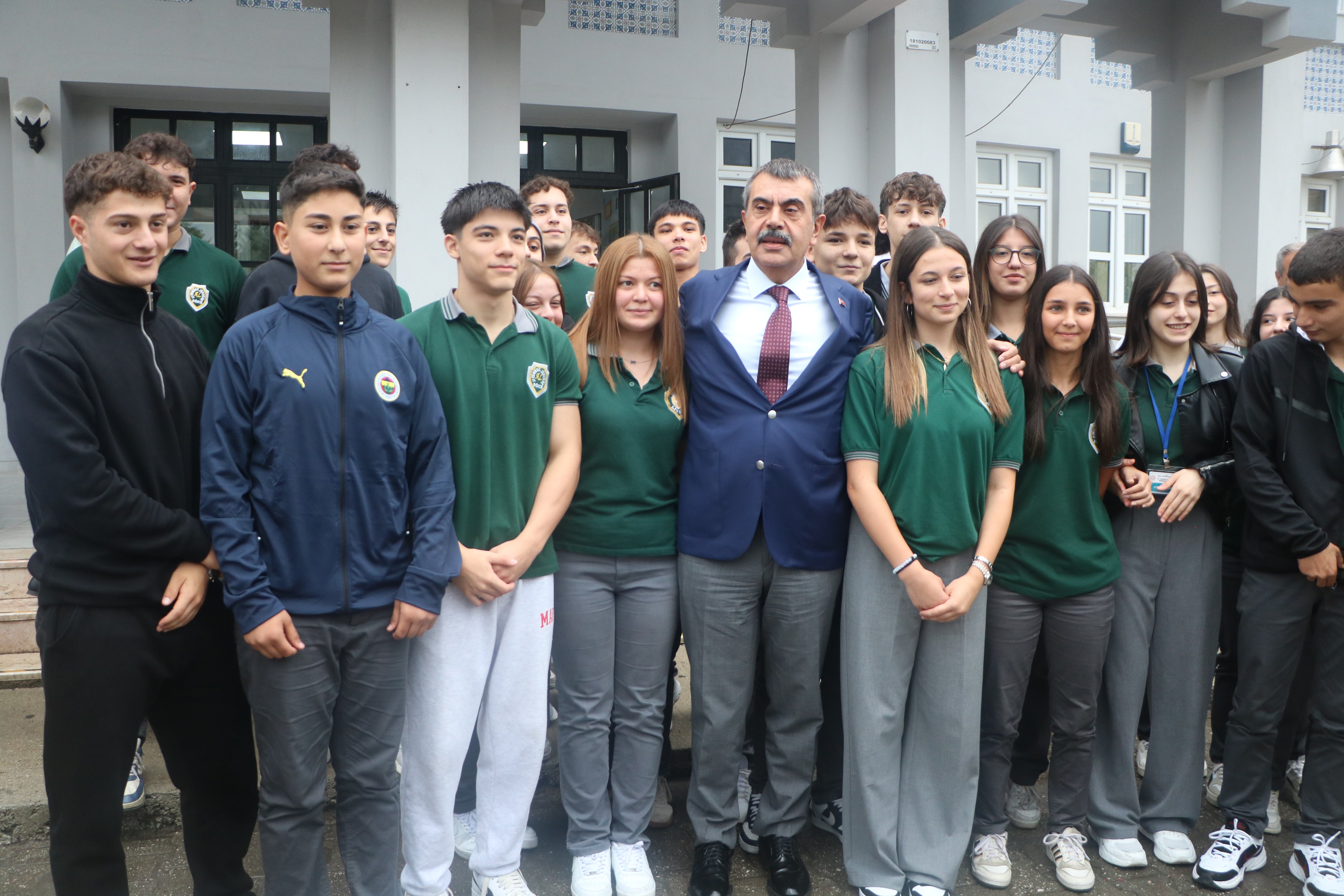 Milli Eğitim Bakanı Yusuf Tekin öğrencilerle