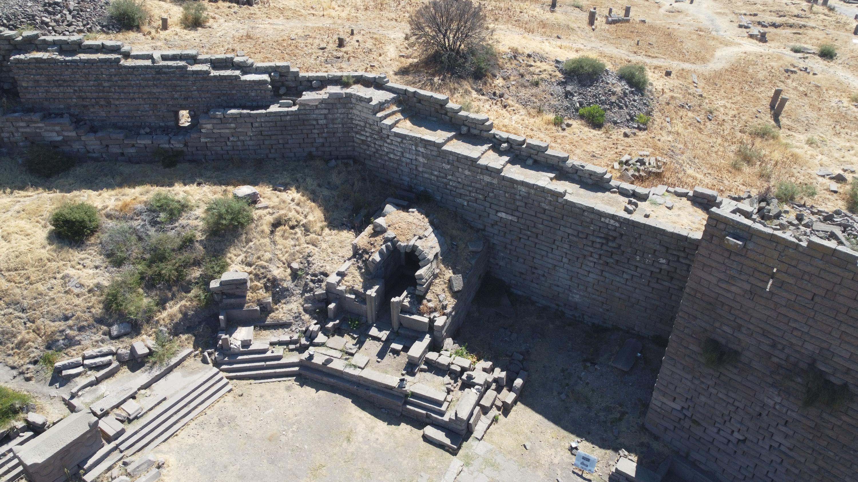 Assos antik kenti kazı alanı