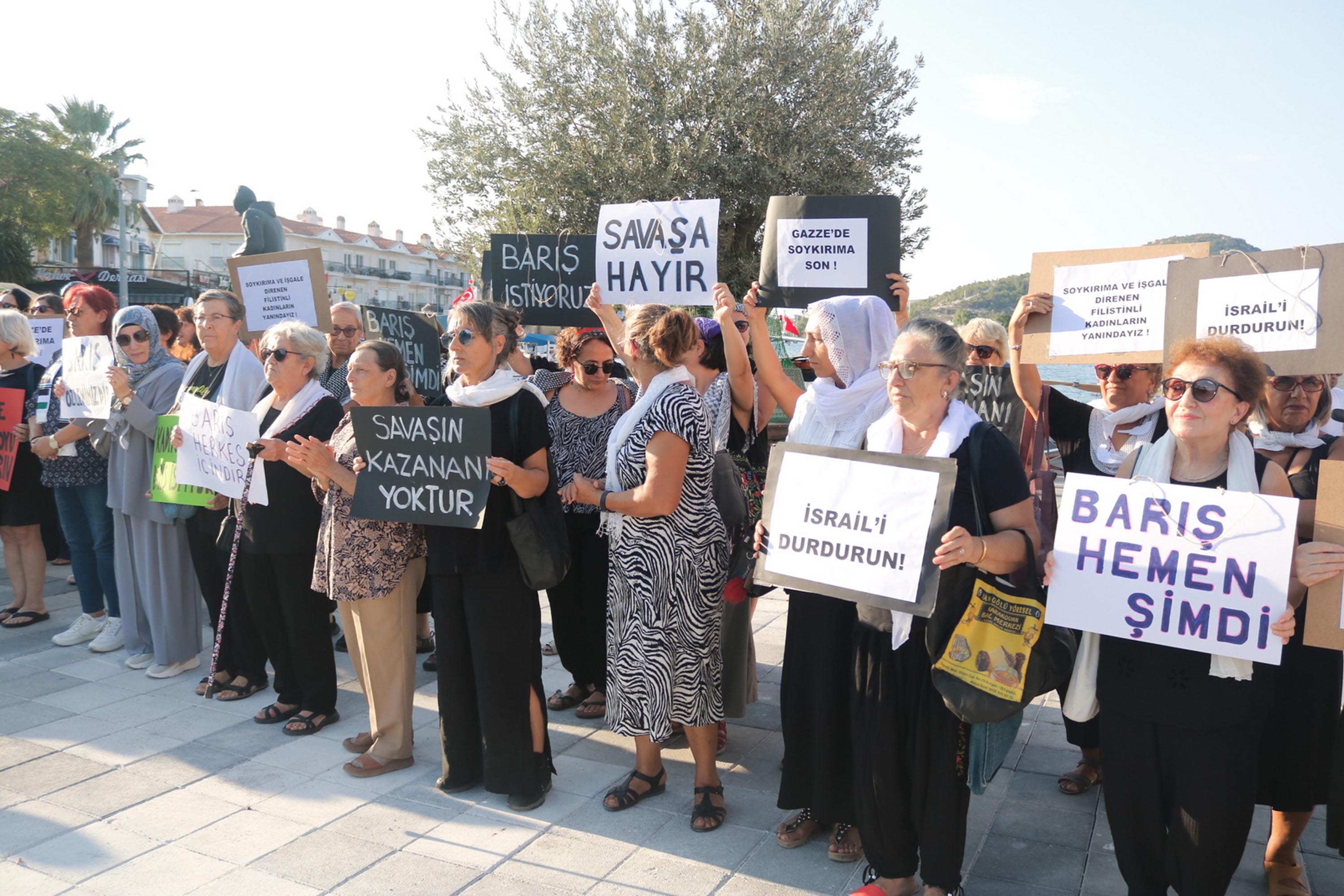 Foça protesto Filistin şarkıları