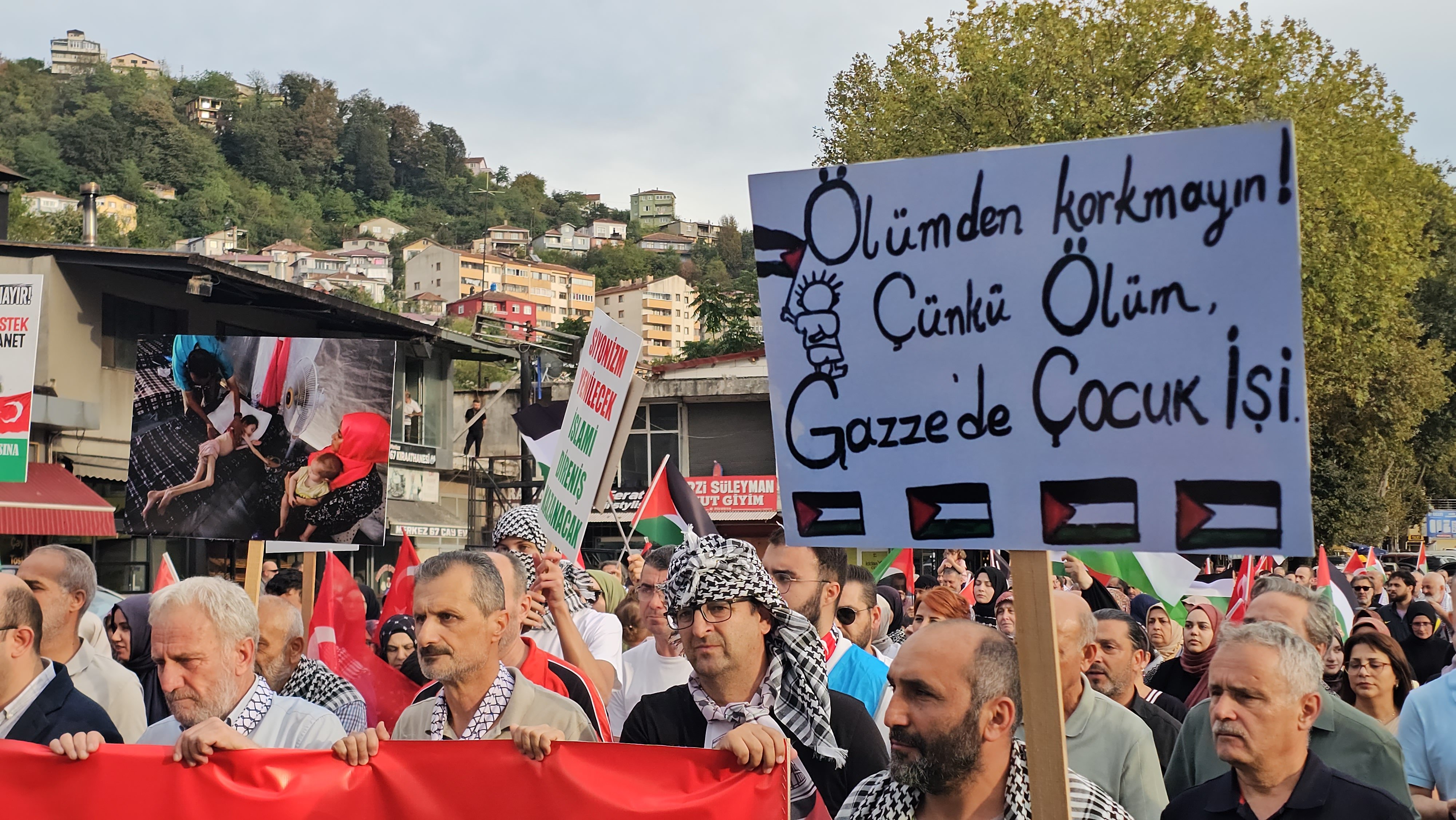 Sumud Filosu destek yürüyüşü pankart