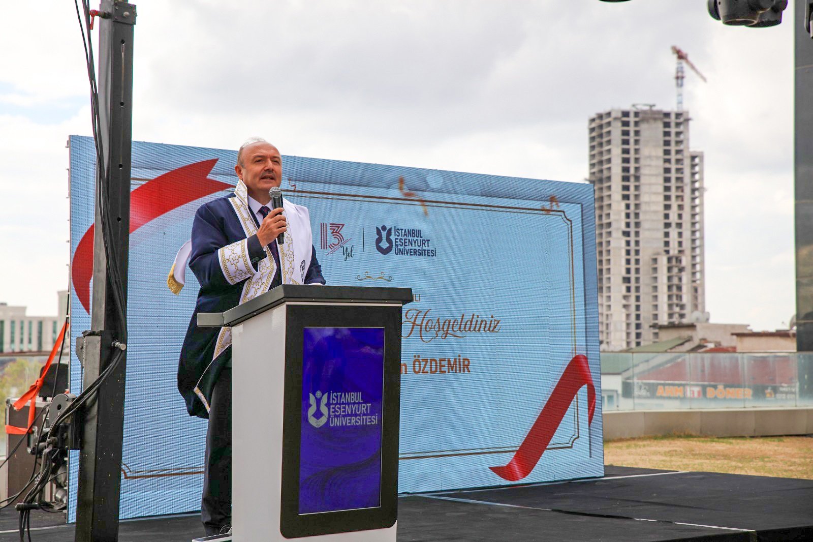 Rektör Prof. Dr. Süleyman Özdemir konuşma yapıyor