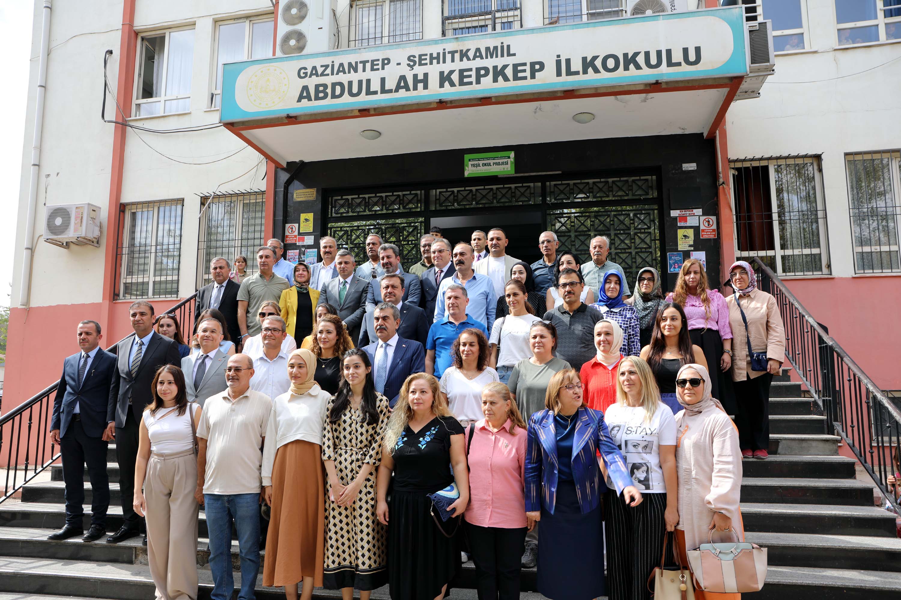 Okul açılış töreni genel görünüm