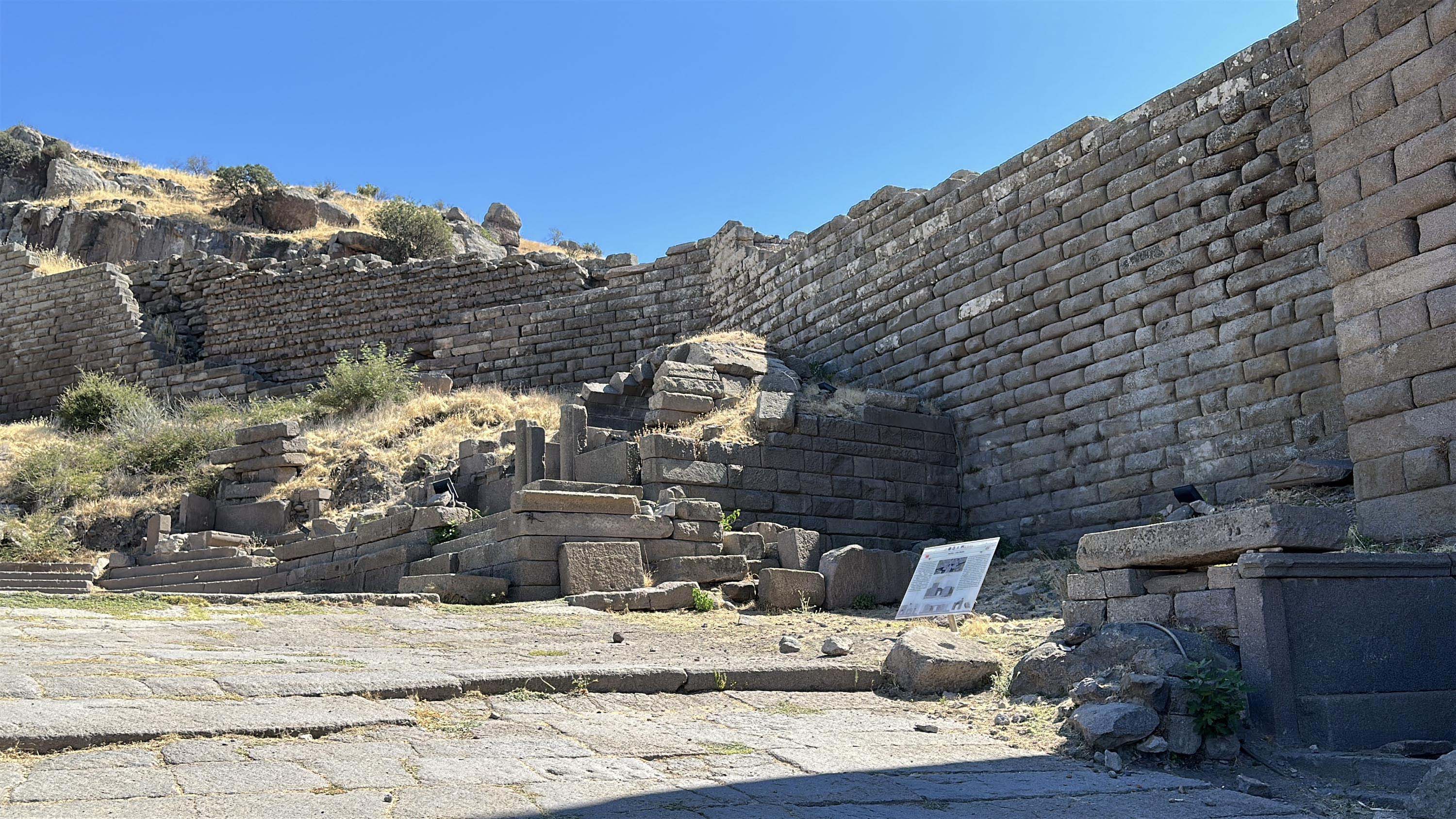Assos antik kenti batı kapısı