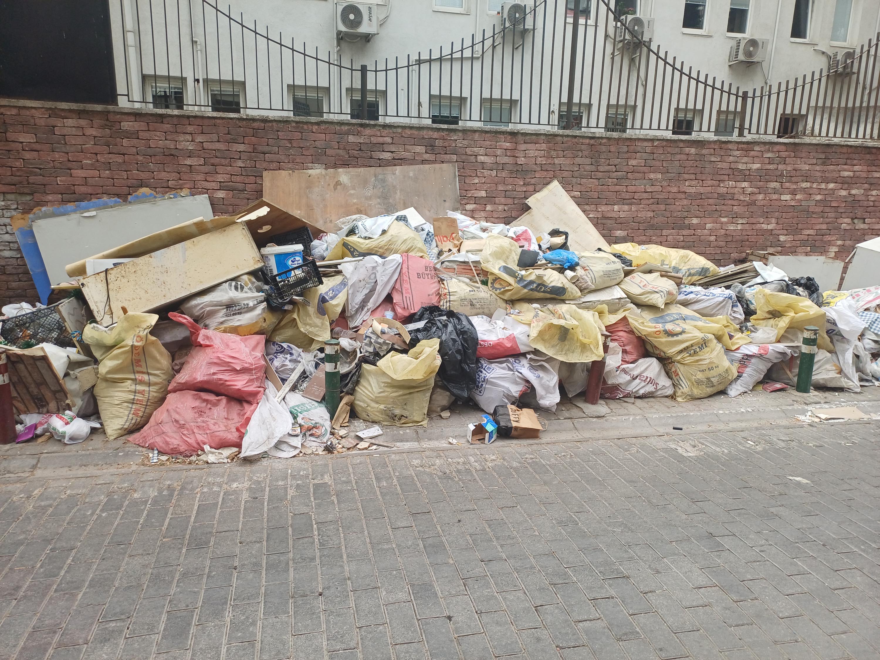 Karşıyaka Belediyesi çöp sorunu