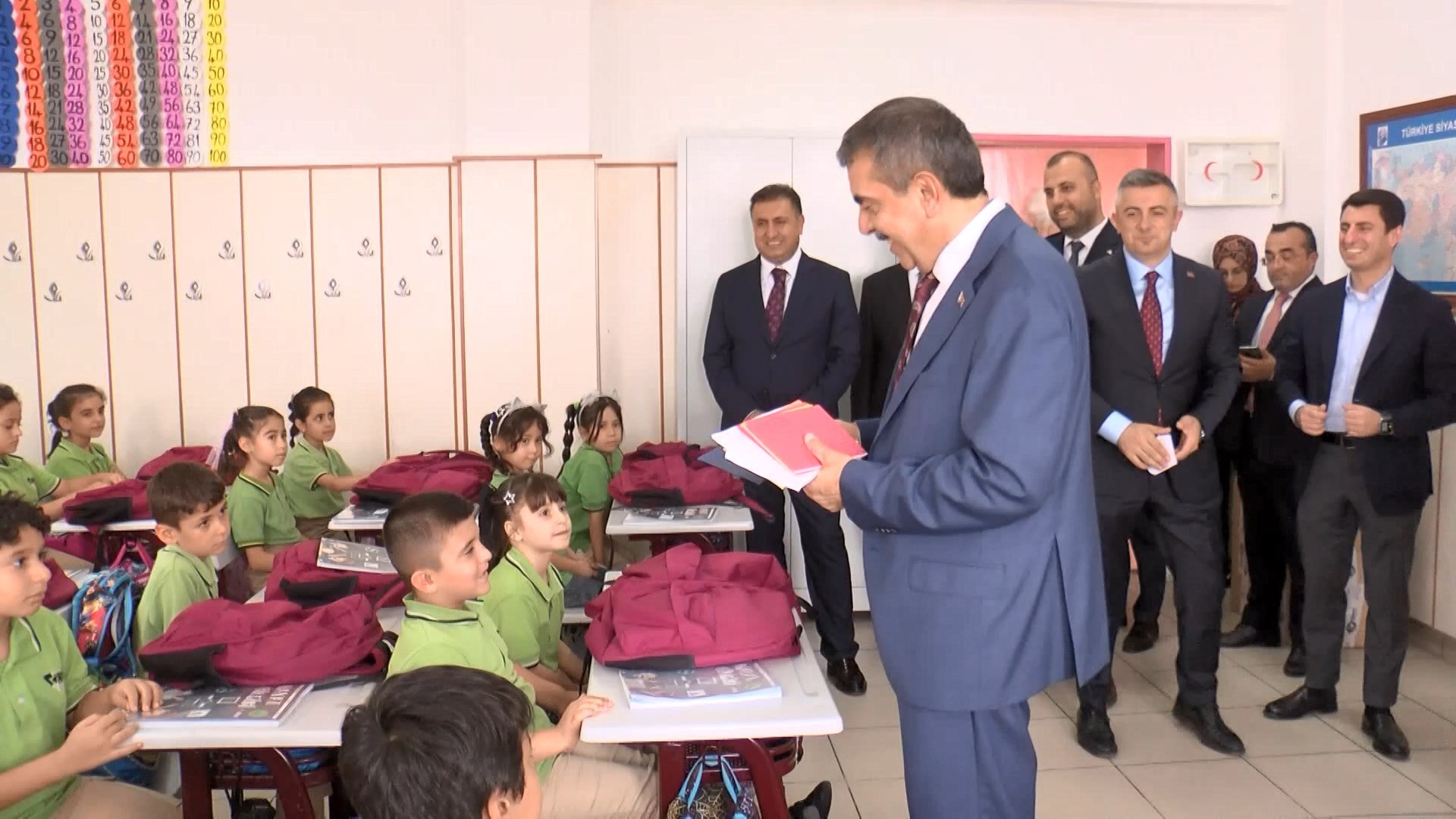 Bakan Tekin mektup okuyor