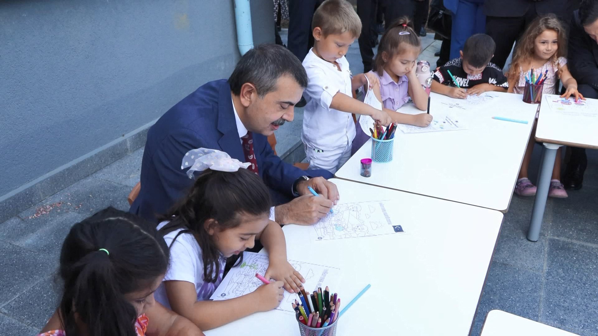 Bakan Tekin partililerle görüşüyor