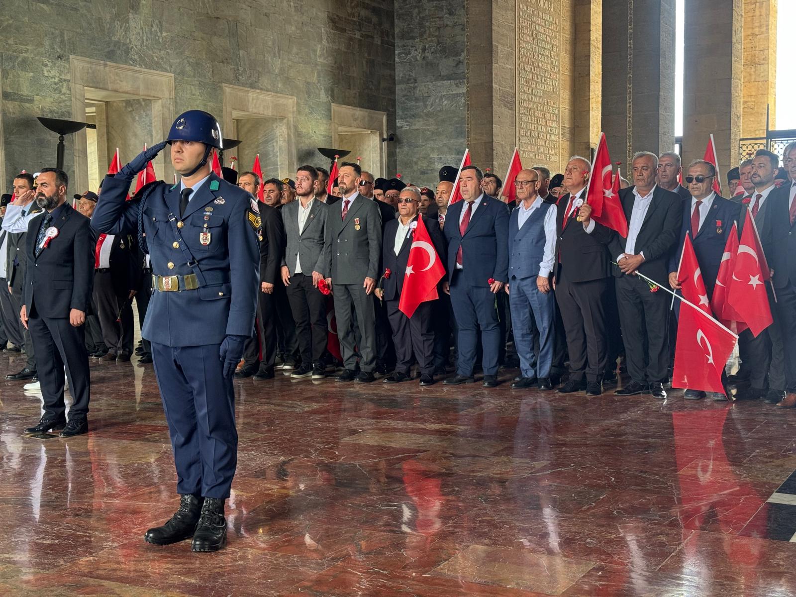 Lokman Aylar çelenk sunumu