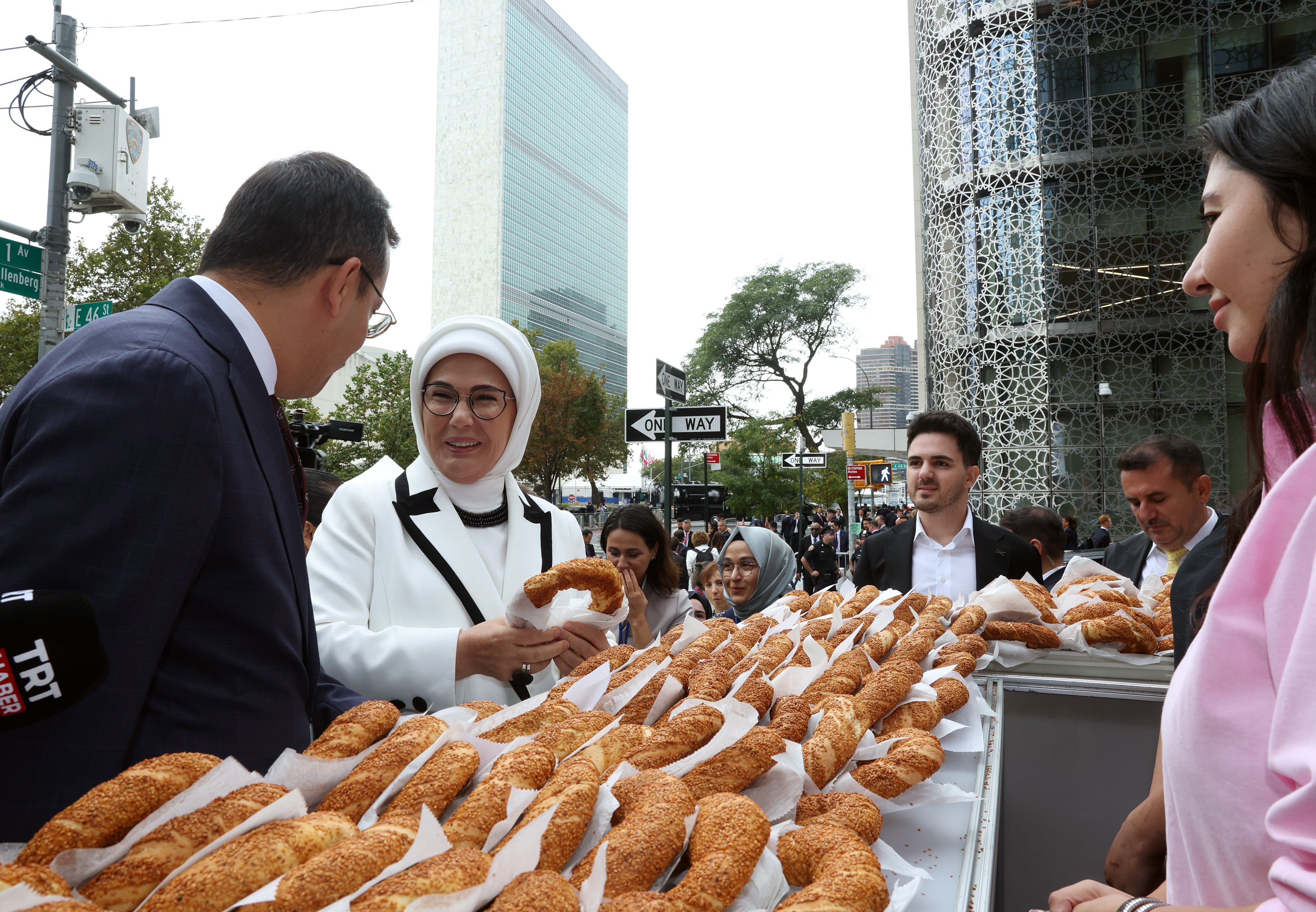 Emine Erdoğan simit standı ziyareti