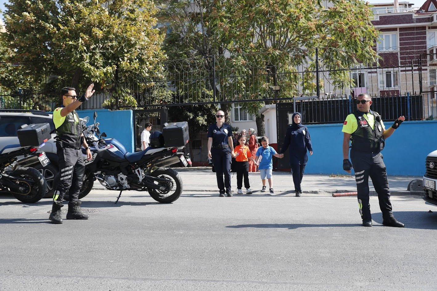 Bağcılar Belediyesi Zabıta Ekipleri Okul Önünde