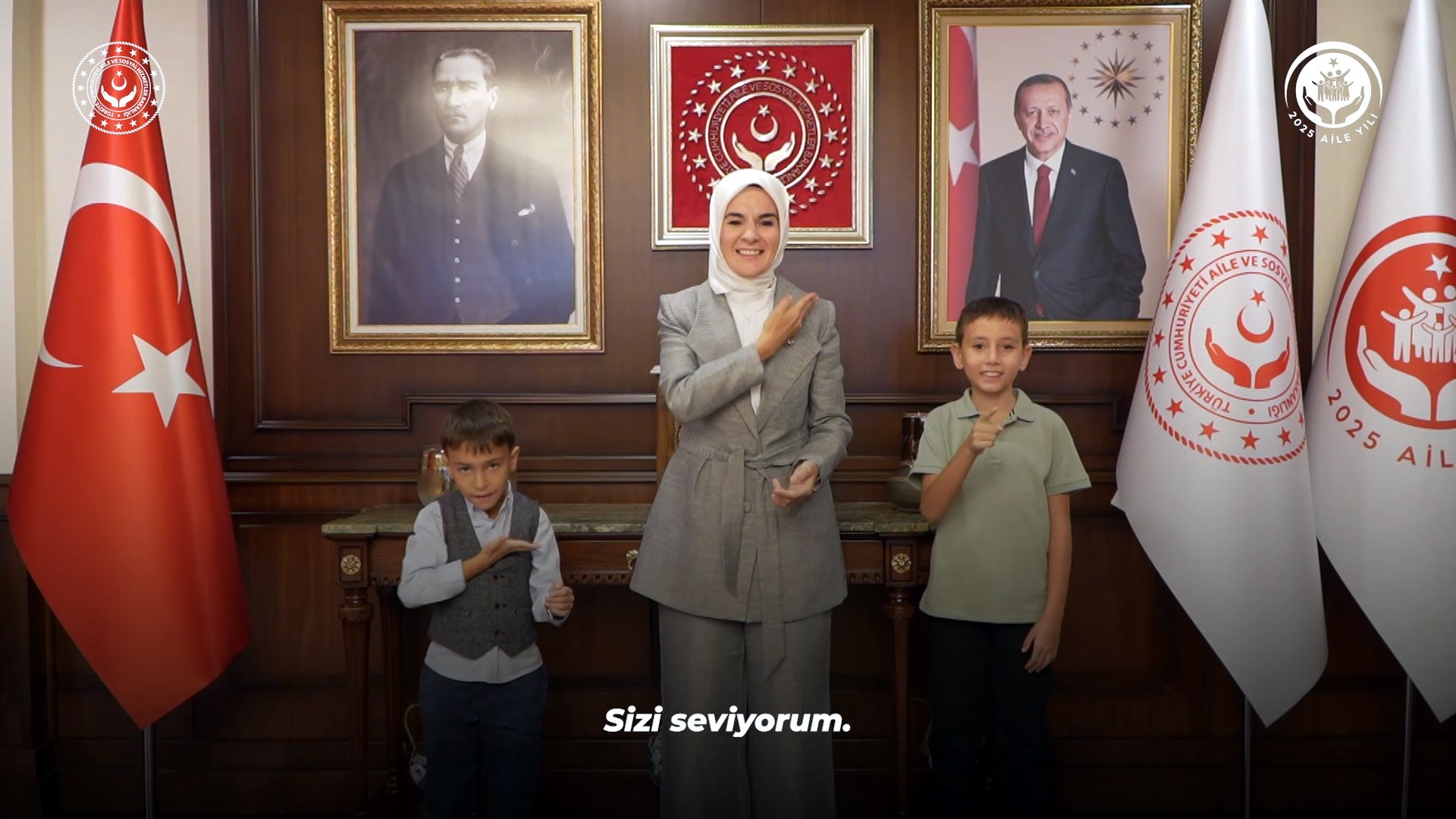 Bakan Göktaş işitme engelli çocuklarla