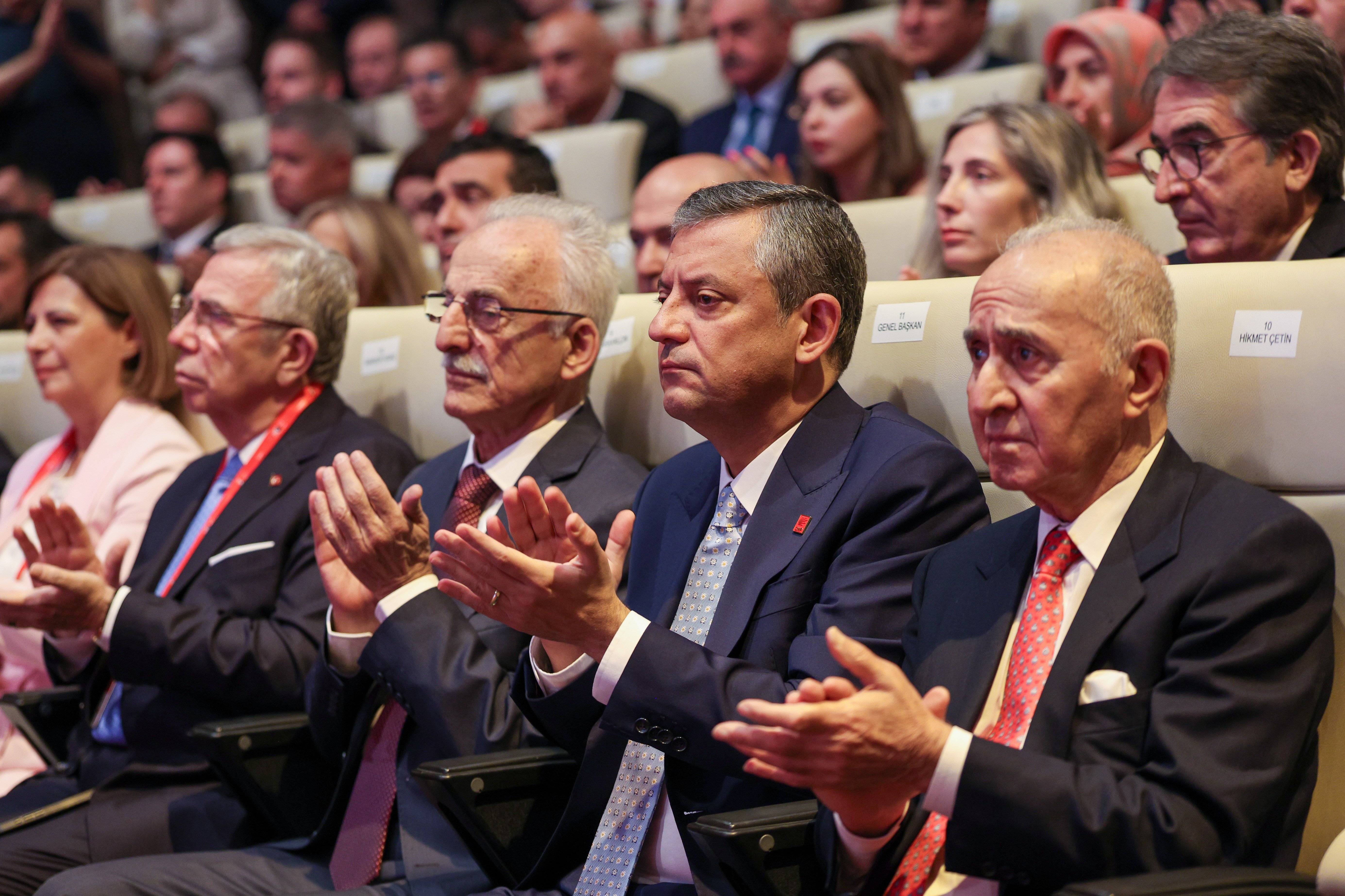 Özgür Özel konuşma yaparken