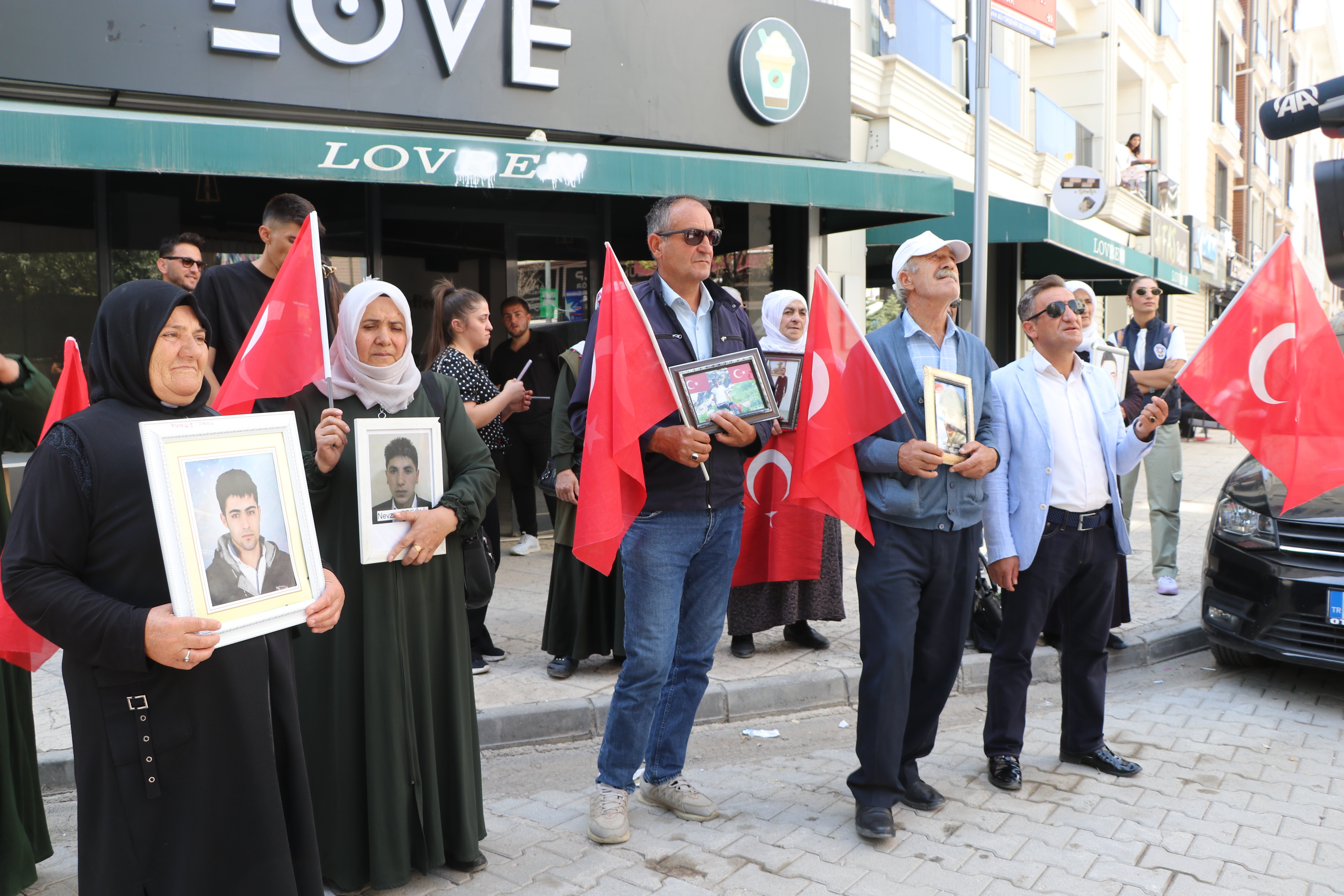 DEM Parti önünde protesto