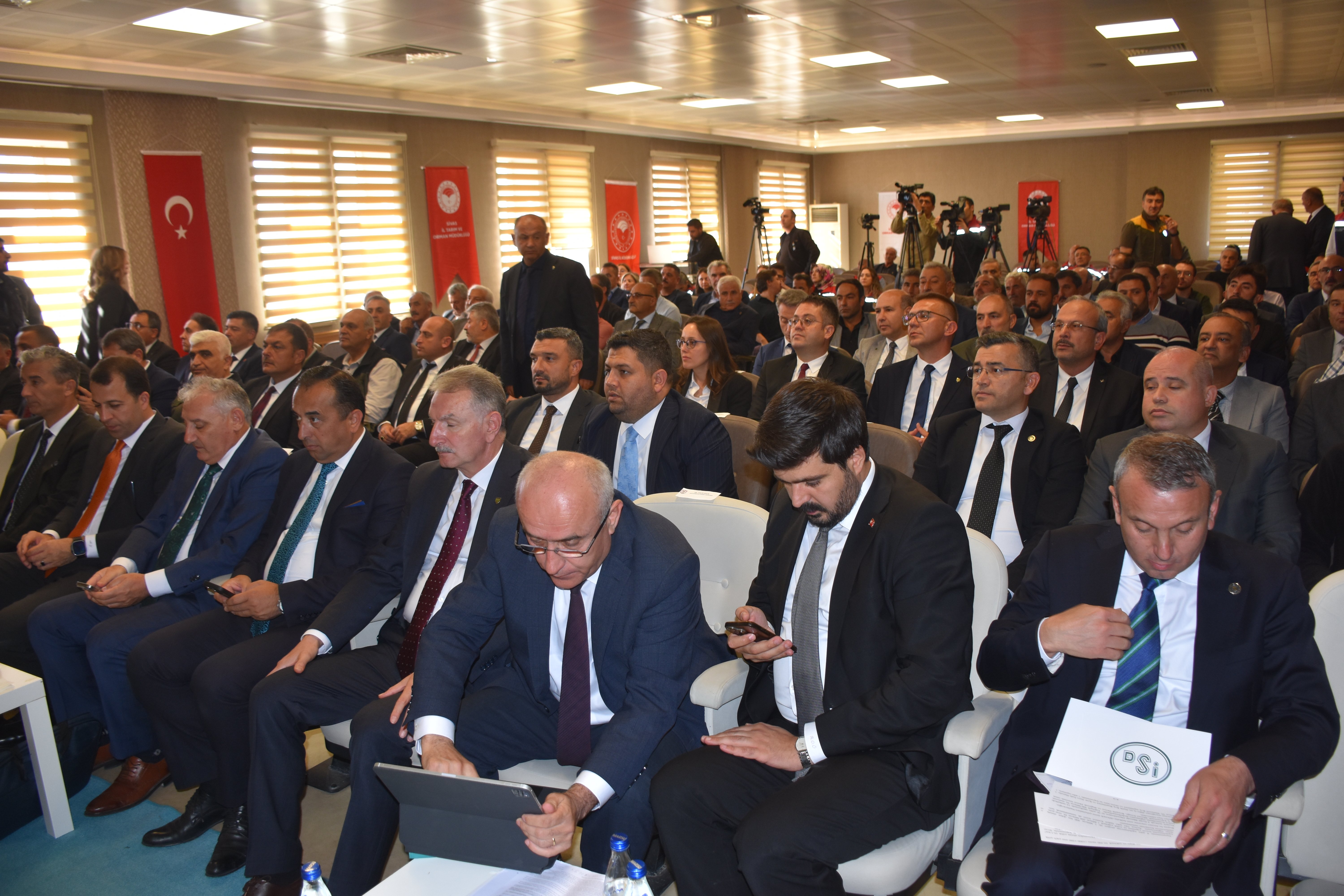 Bakan Yumaklı toplantıda konuşuyor