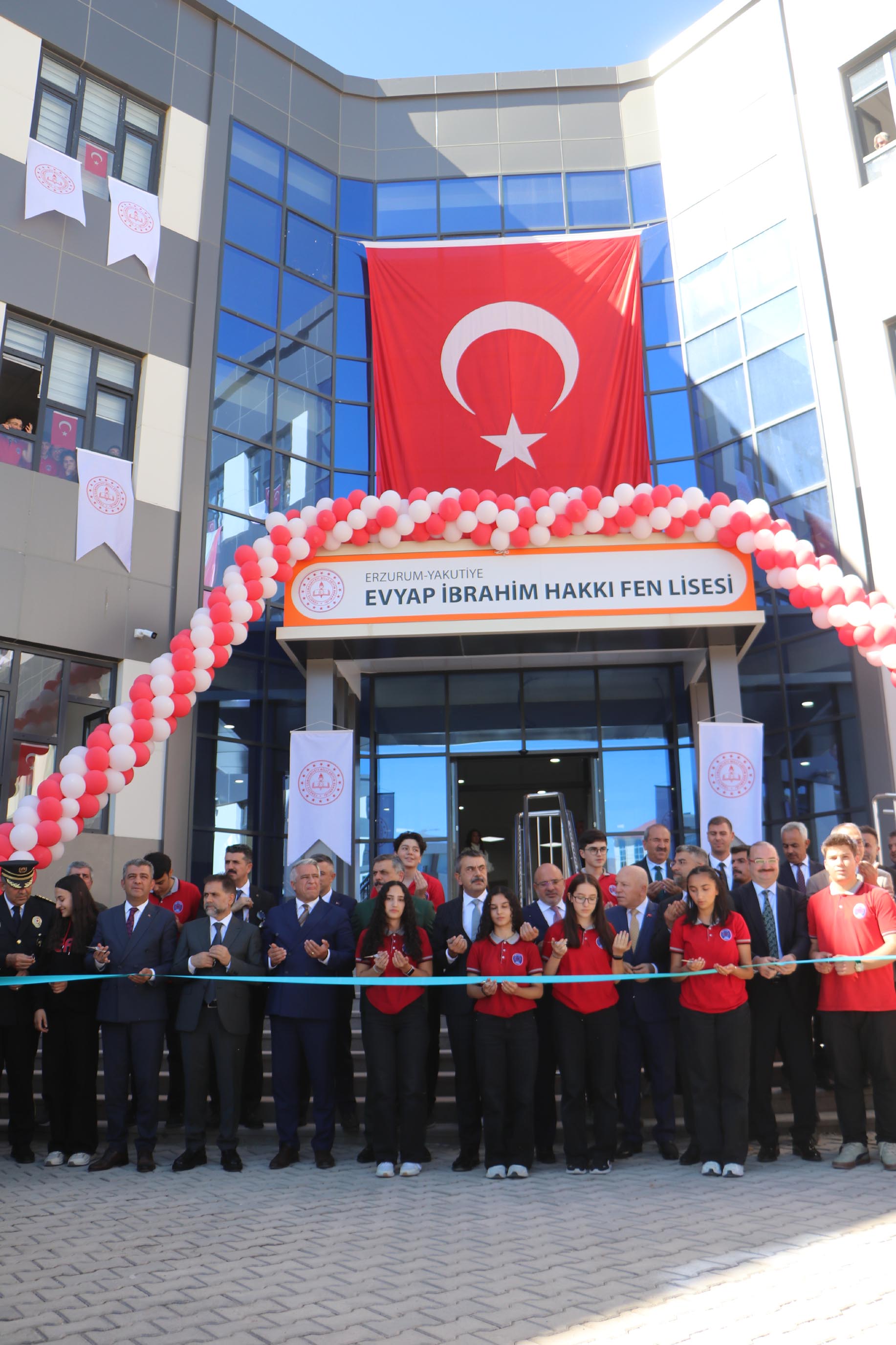 Bakan Tekin laboratuvarda