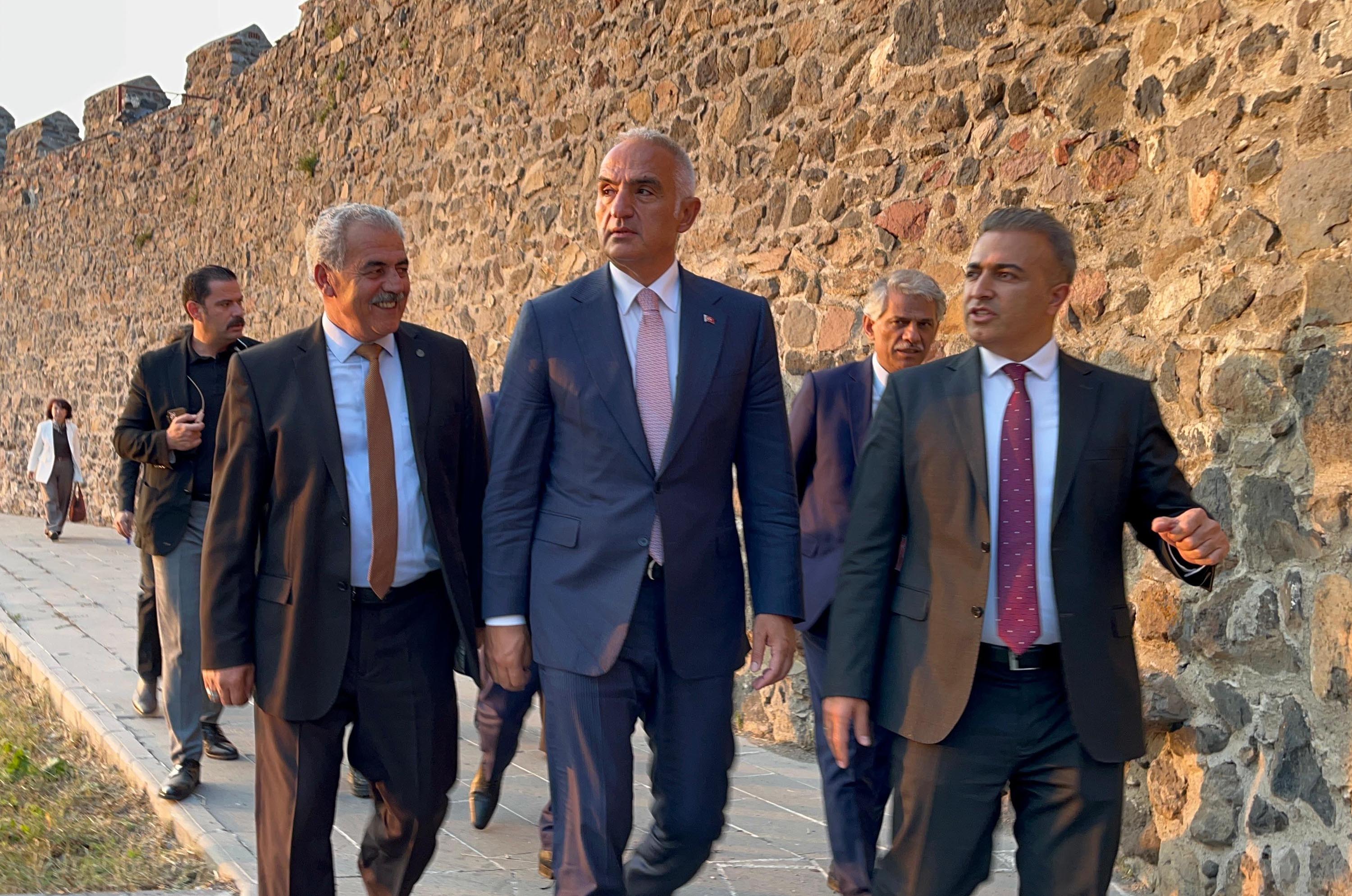 Bakan Ersoy Damal bebekli çocukla poz verdi
