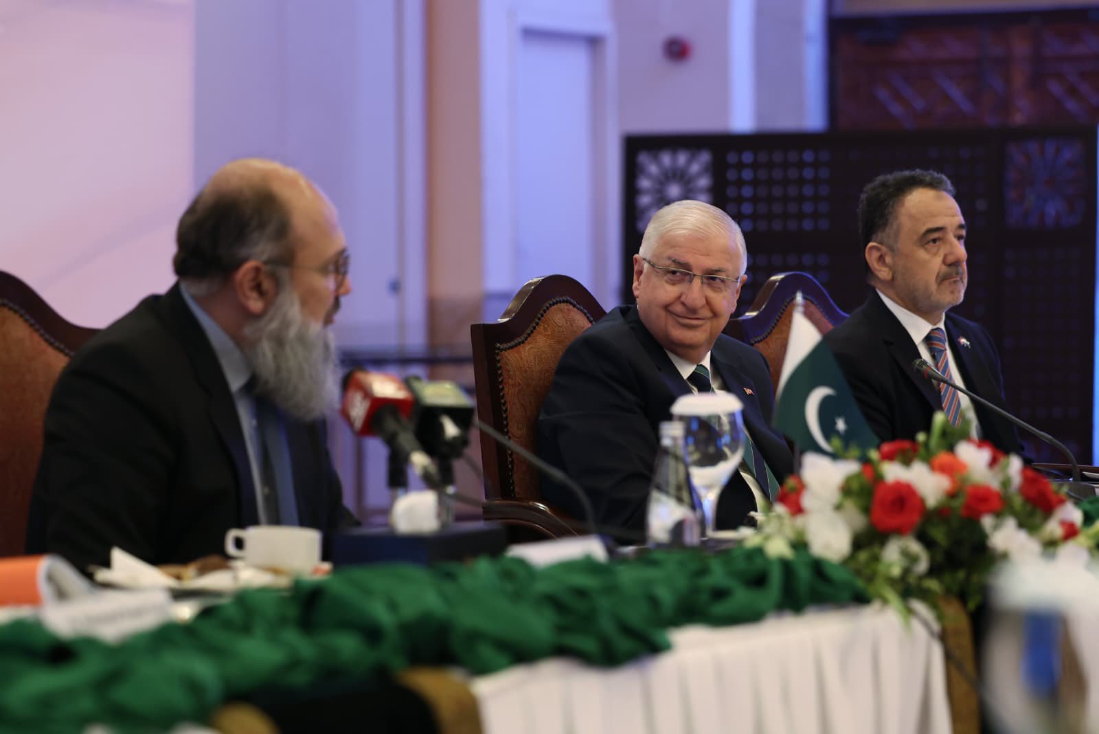 Milli Savunma Bakanı Yaşar Güler Pakistan Ticaret Bakanı Jam Kamal Khan