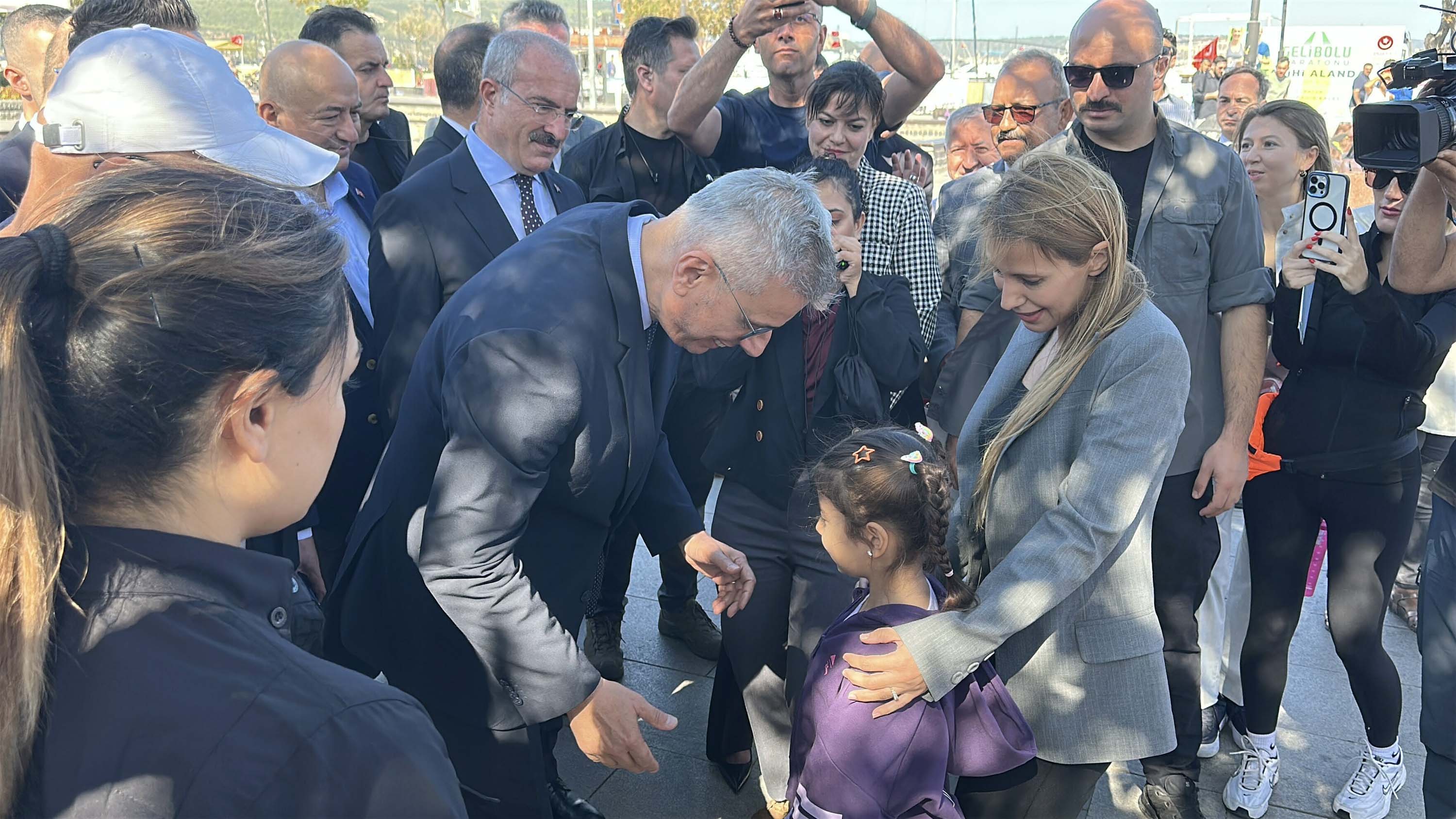 Bakan Memişoğlu vatandaşlarla