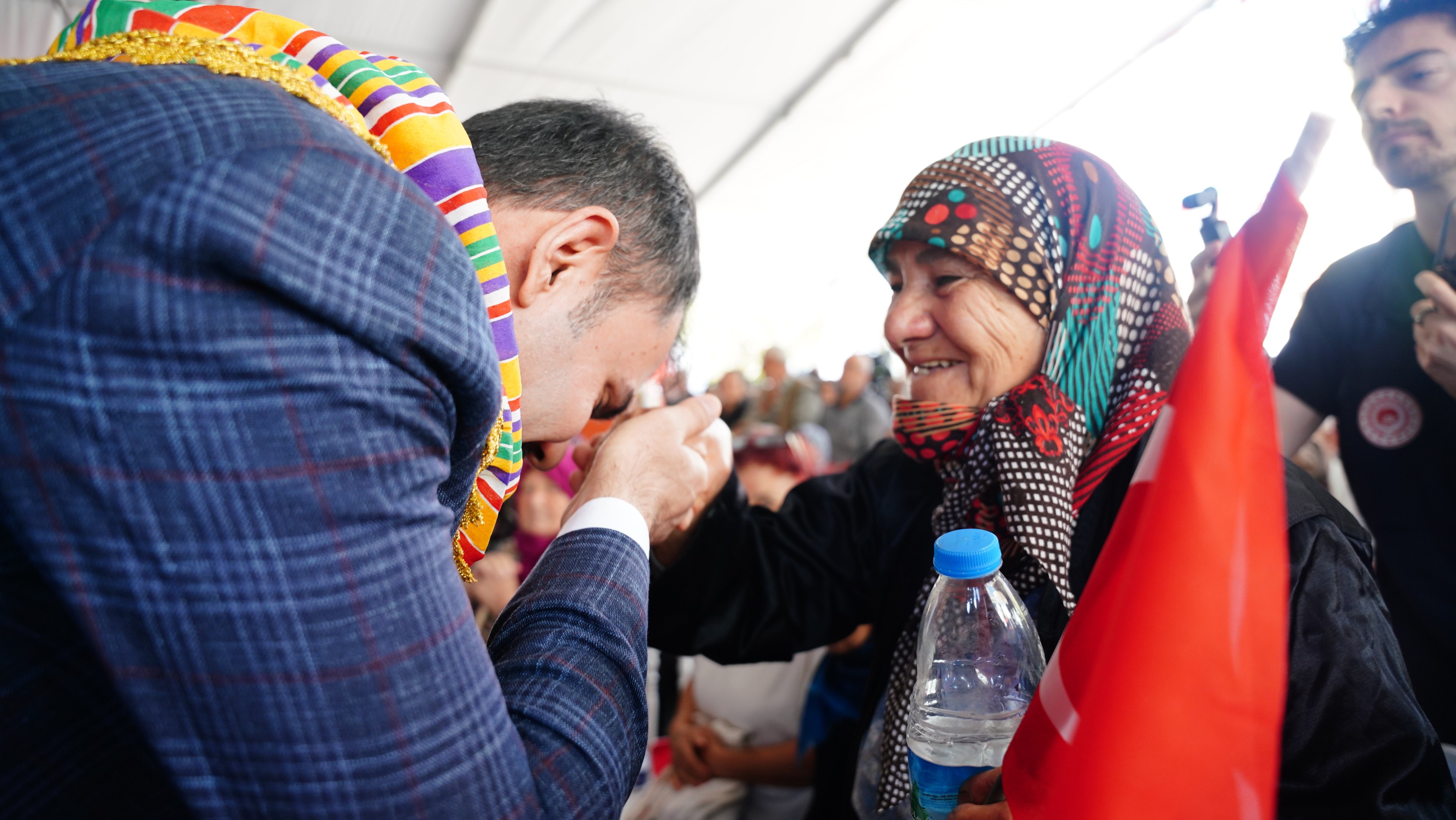 Bakan Kurum depremzede vatandaşlarla
