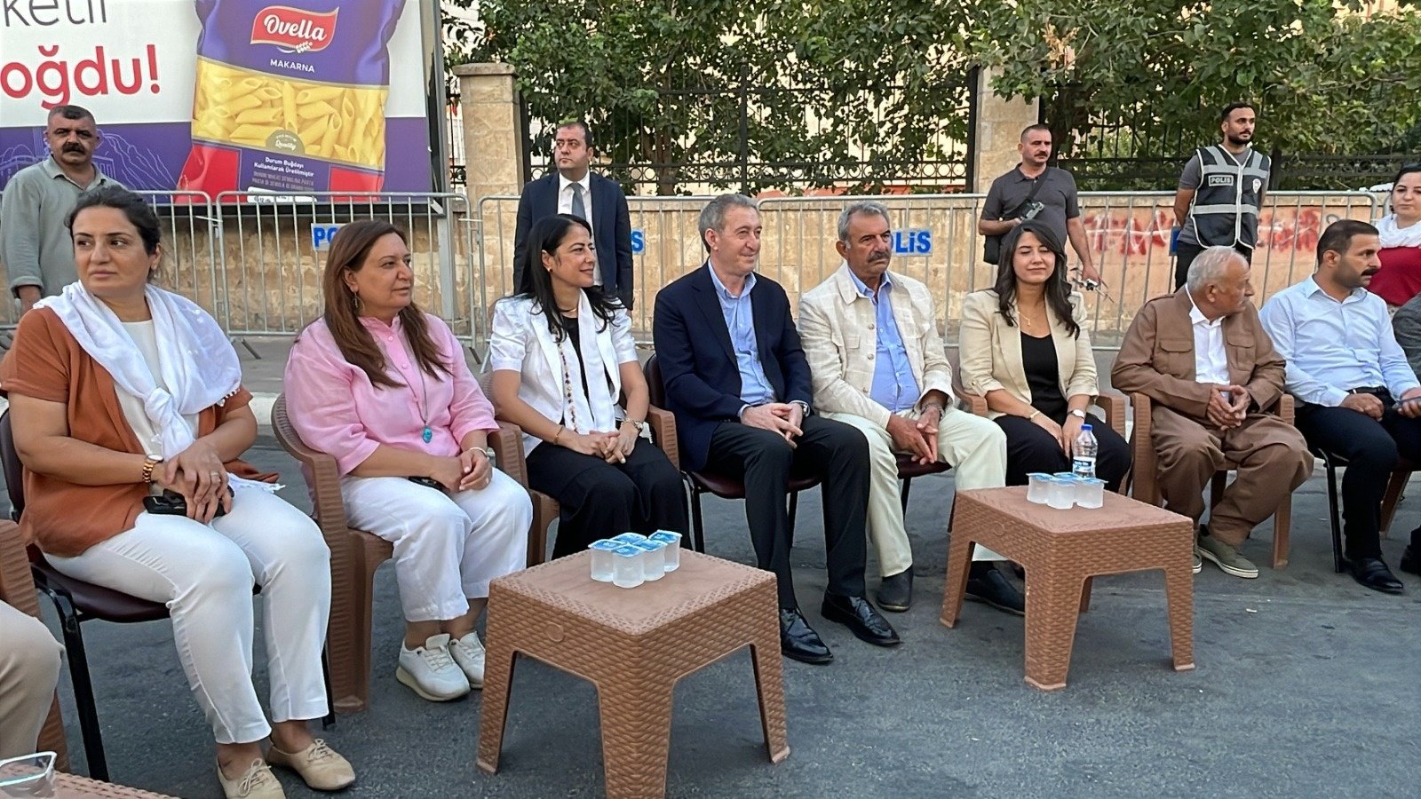 Barış güvercinleri uçurma töreni