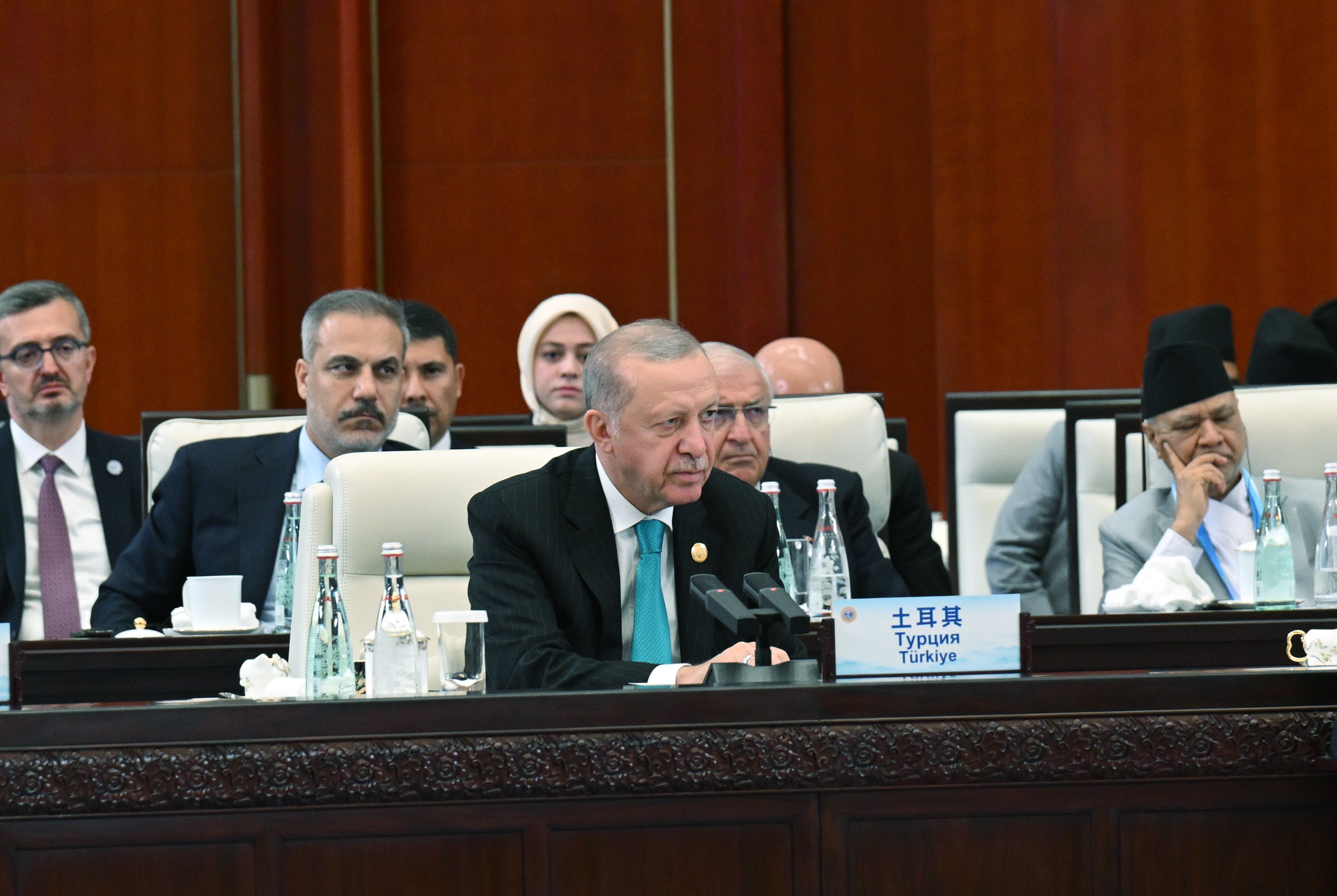 Cumhurbaşkanı Erdoğan zirvede liderlerle bir arada