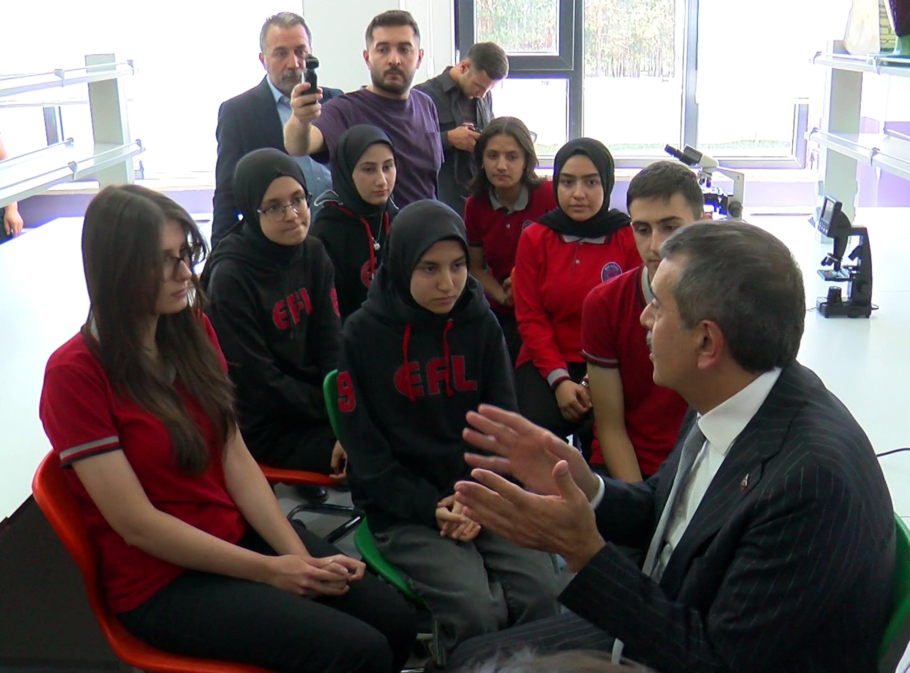 Bakan Tekin protokol üyeleriyle