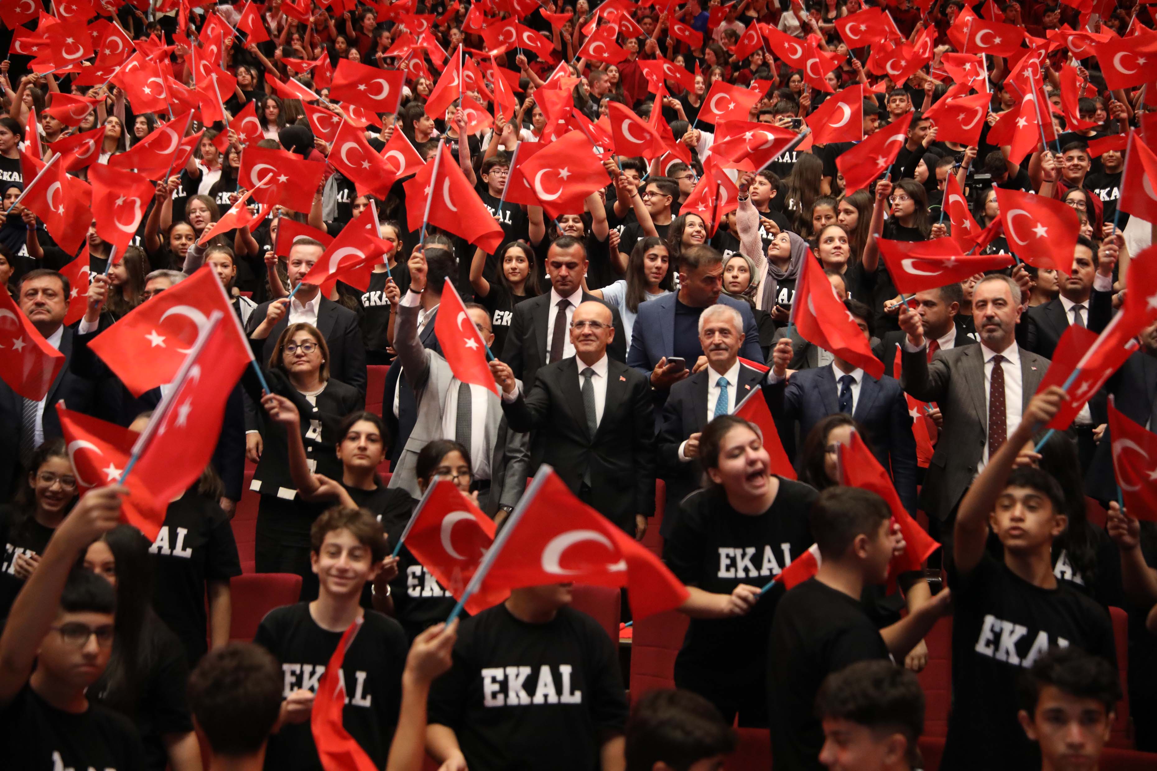 Mehmet Şimşek öğrencilerle fotoğraf