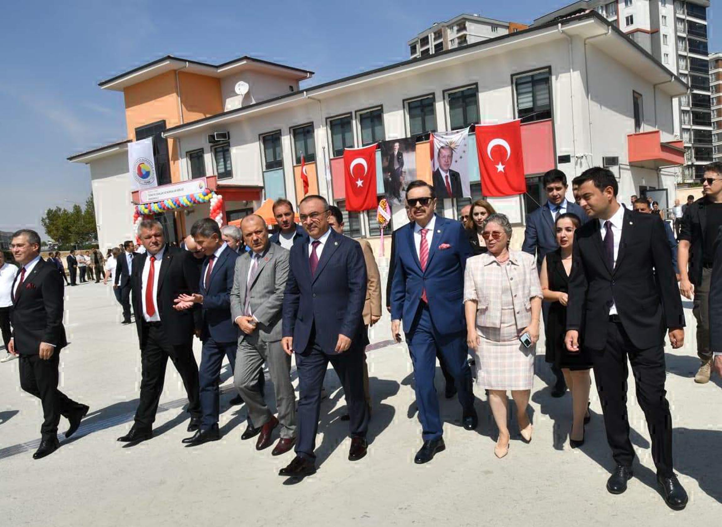Okul Açılış Kurdele Kesimi