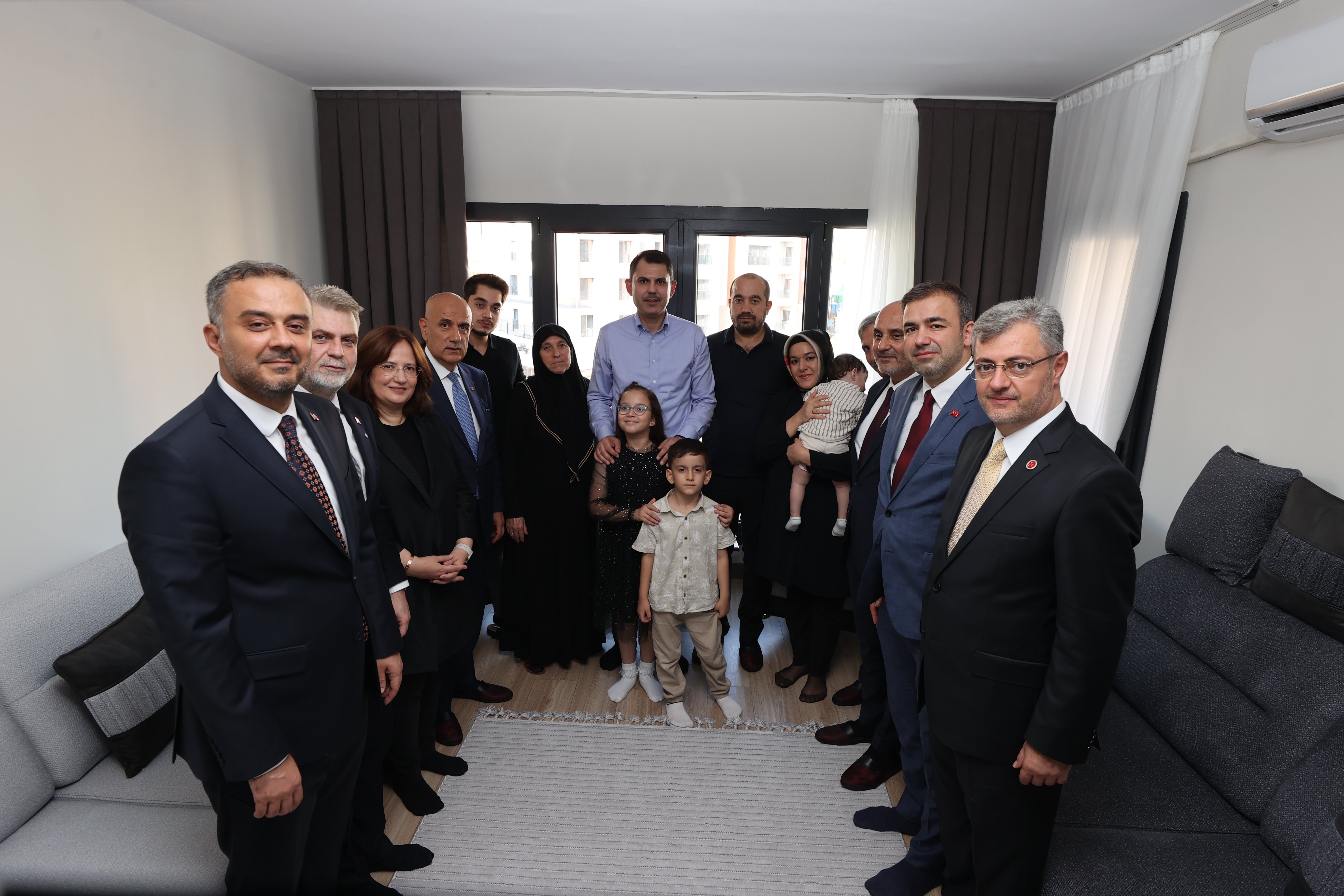 Bakan Kurum çocuklarla