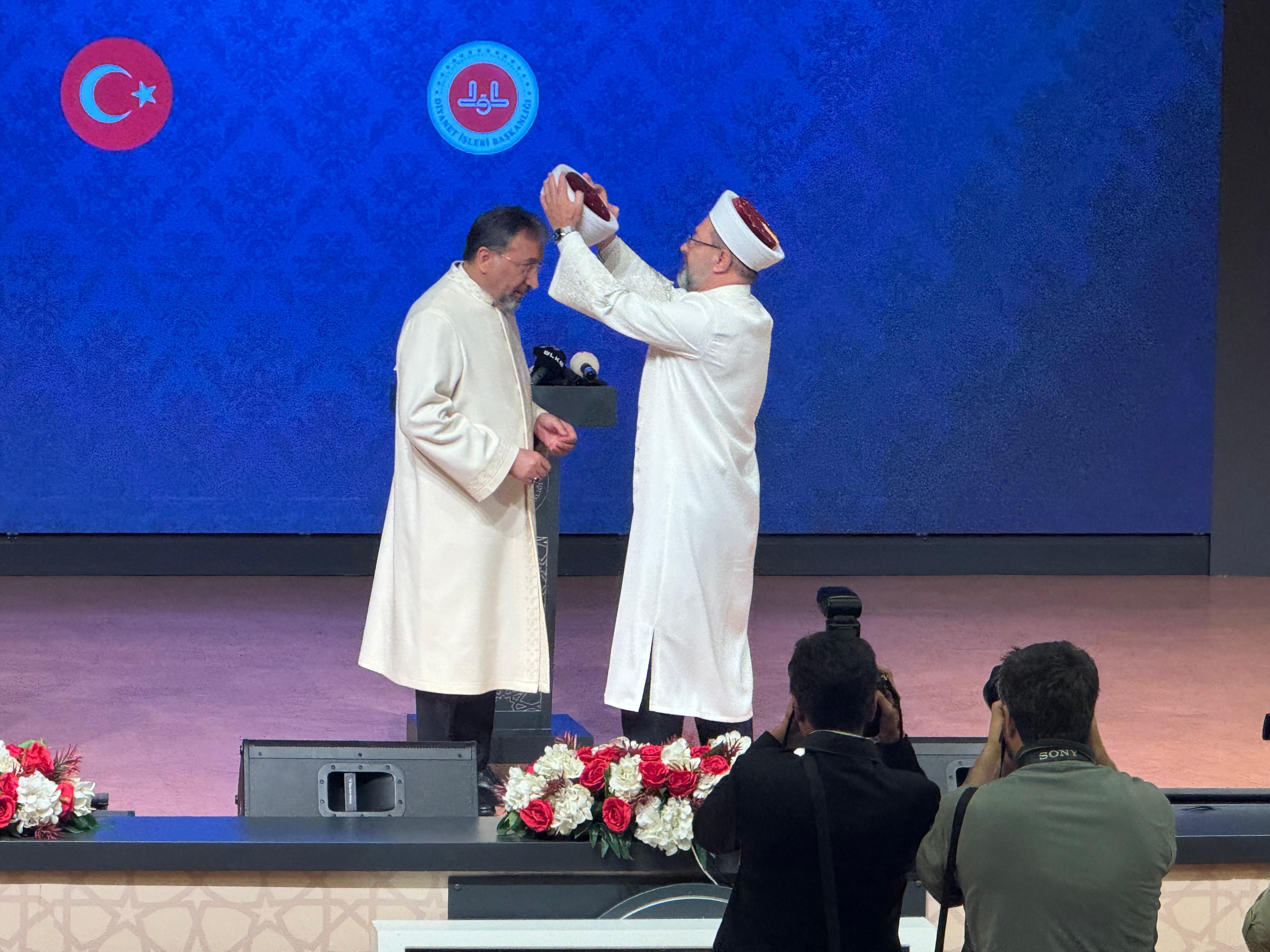 Safi Arpaguş konuşma yapıyor