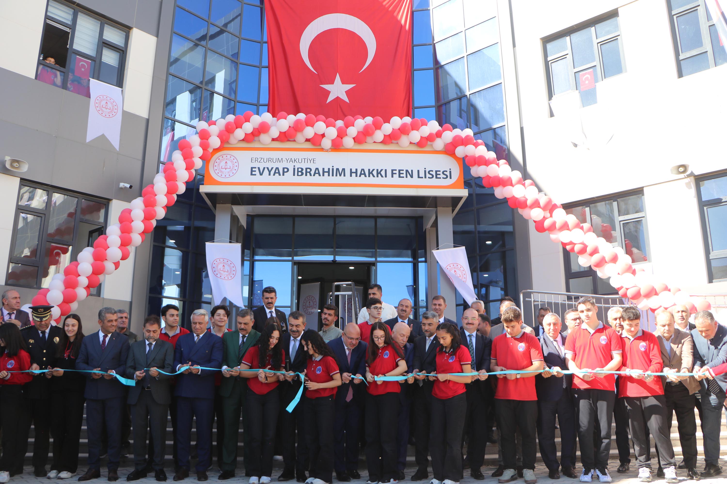 Bakan Tekin öğrencilerle