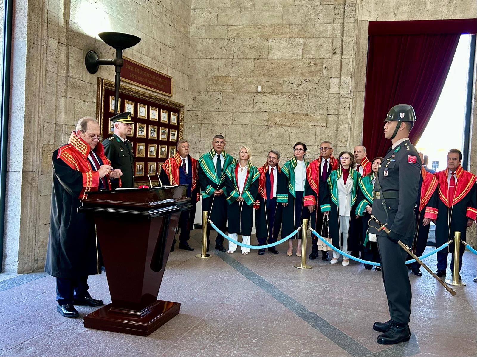 Yargıtay Başkanı Kerkez Anıtkabir defterini imzalıyor