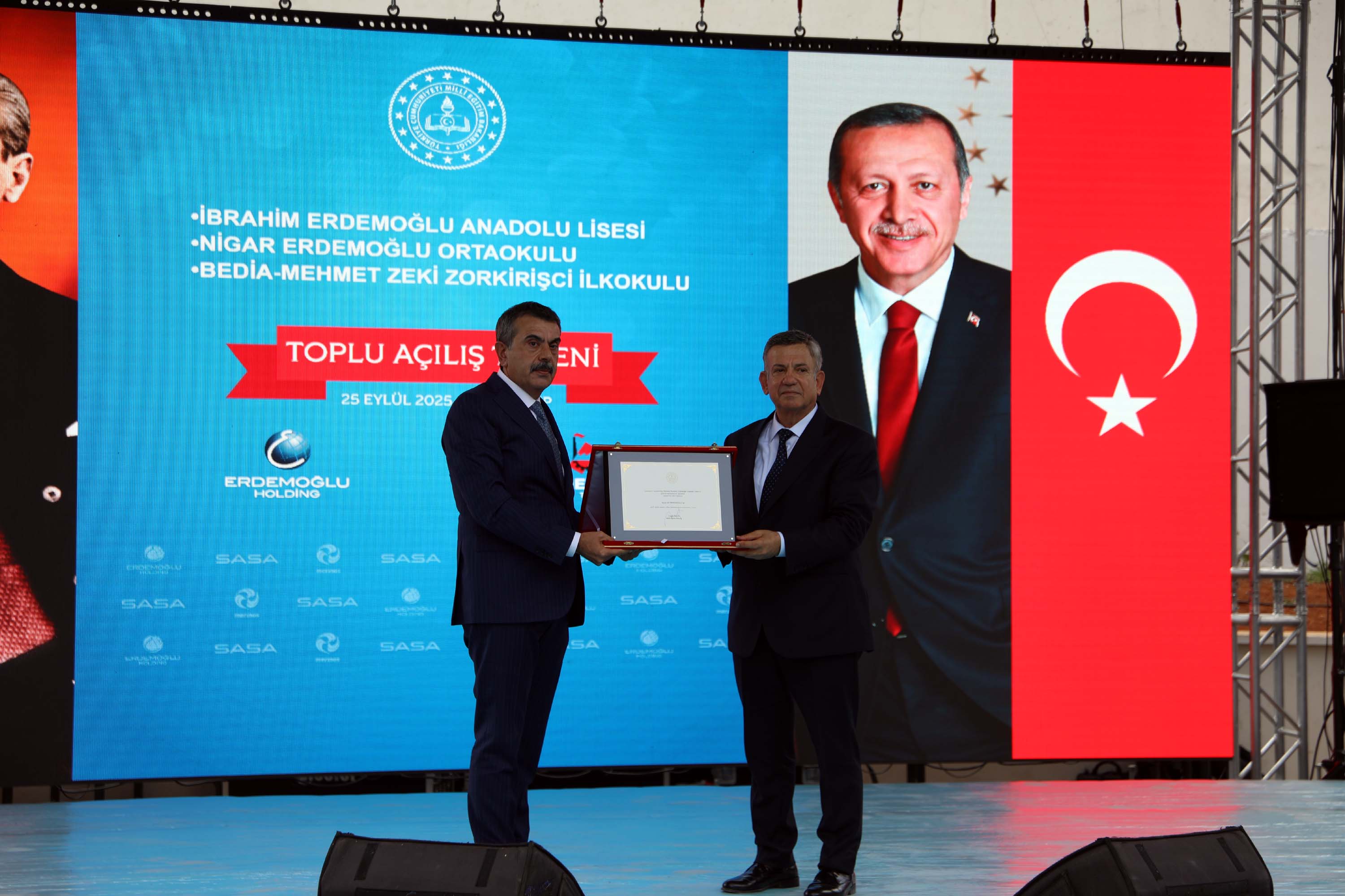 Bakan Tekin öğrencilerle