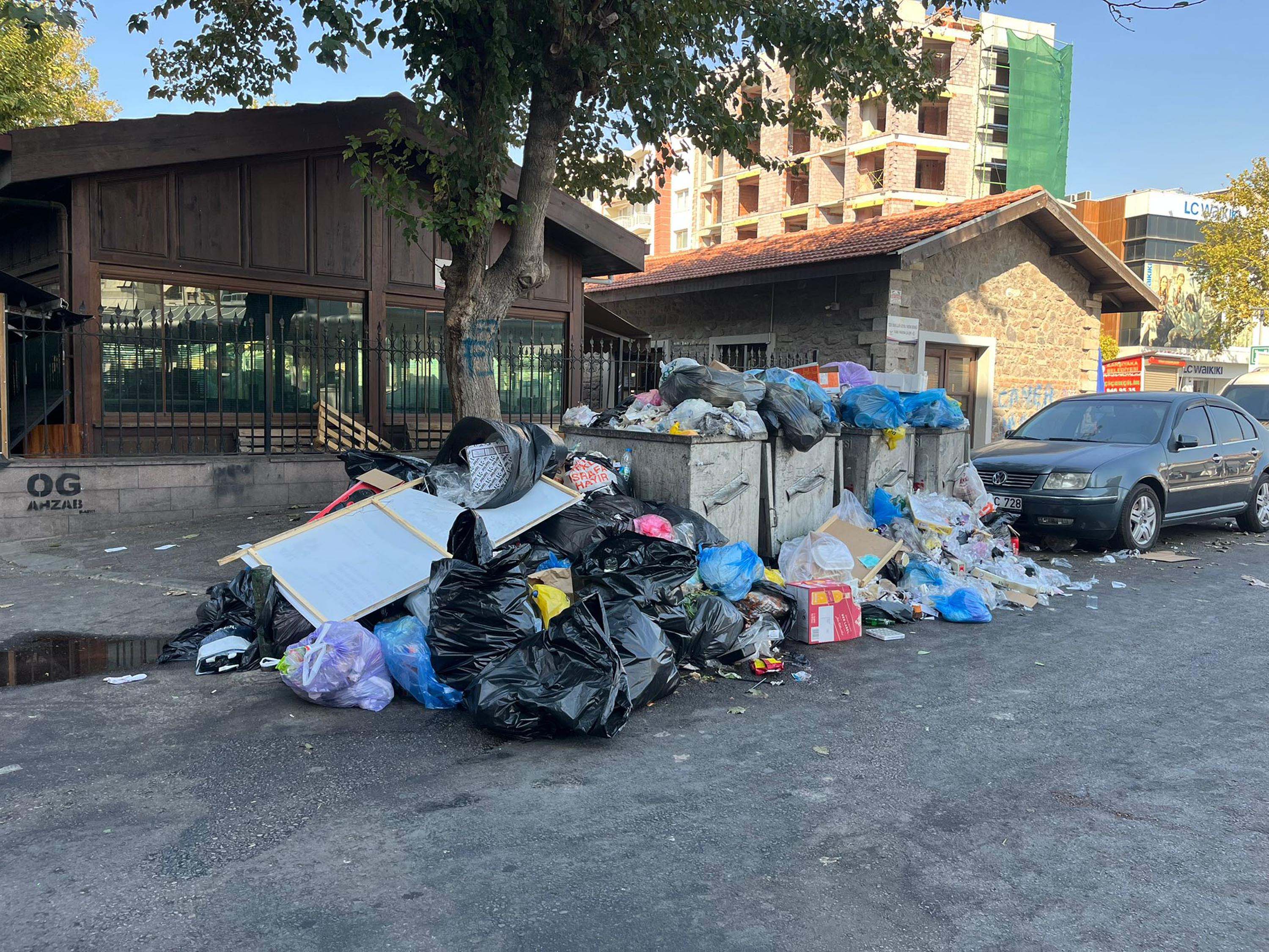 Karşıyaka işçi eylemi çöp yığınları