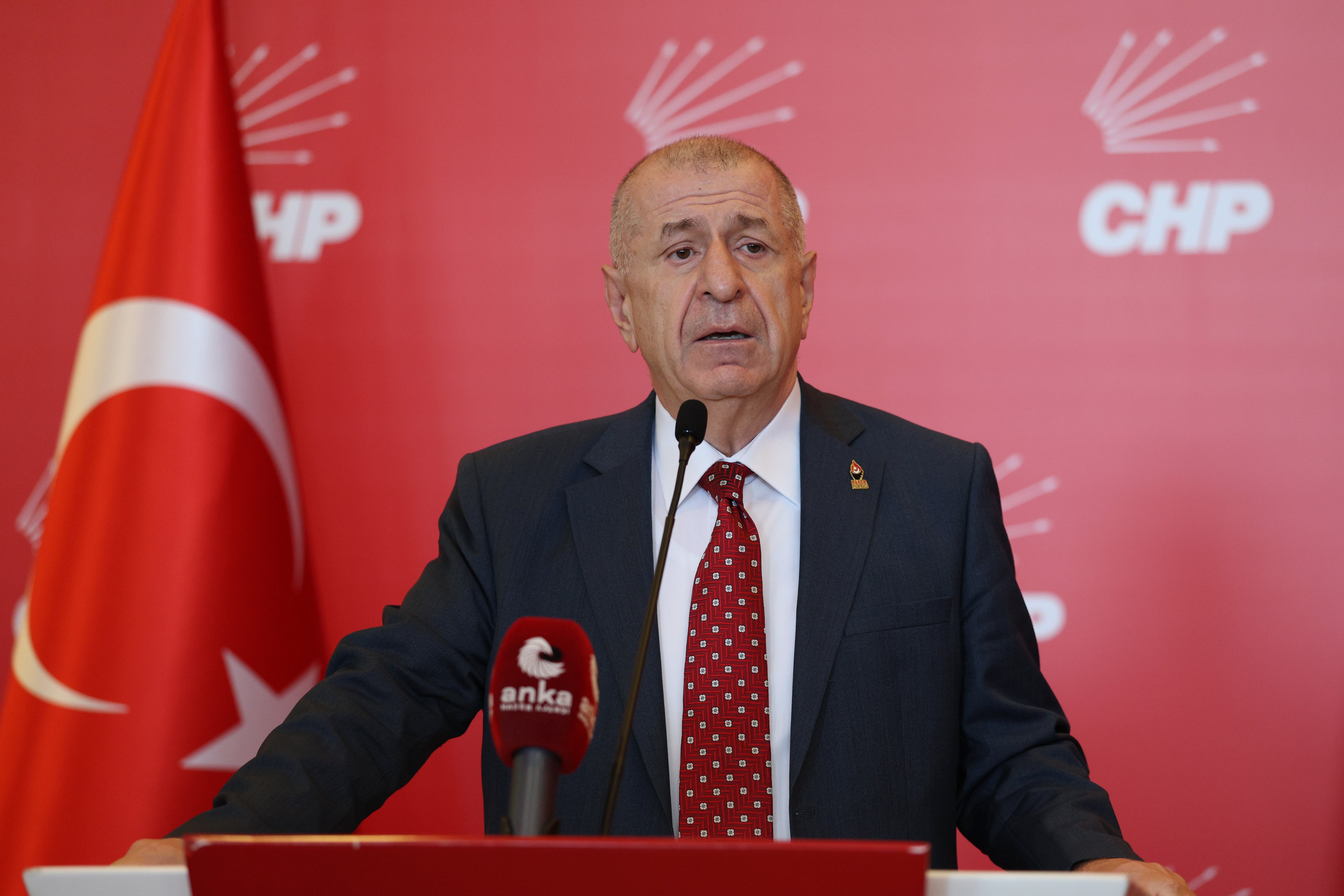 Özgür Özel açıklama yapıyor